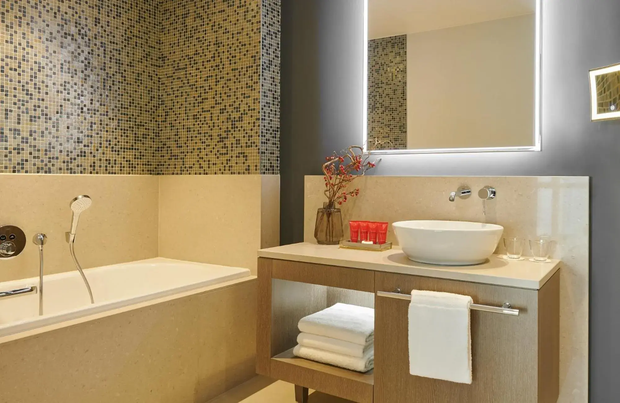 Classic Twin Room with Courtyard View in InterContinental Lyon - Hotel Dieu by IHG Classic Twin Room with Courtyard View in InterContinental Lyon - Hotel Dieu by IHG