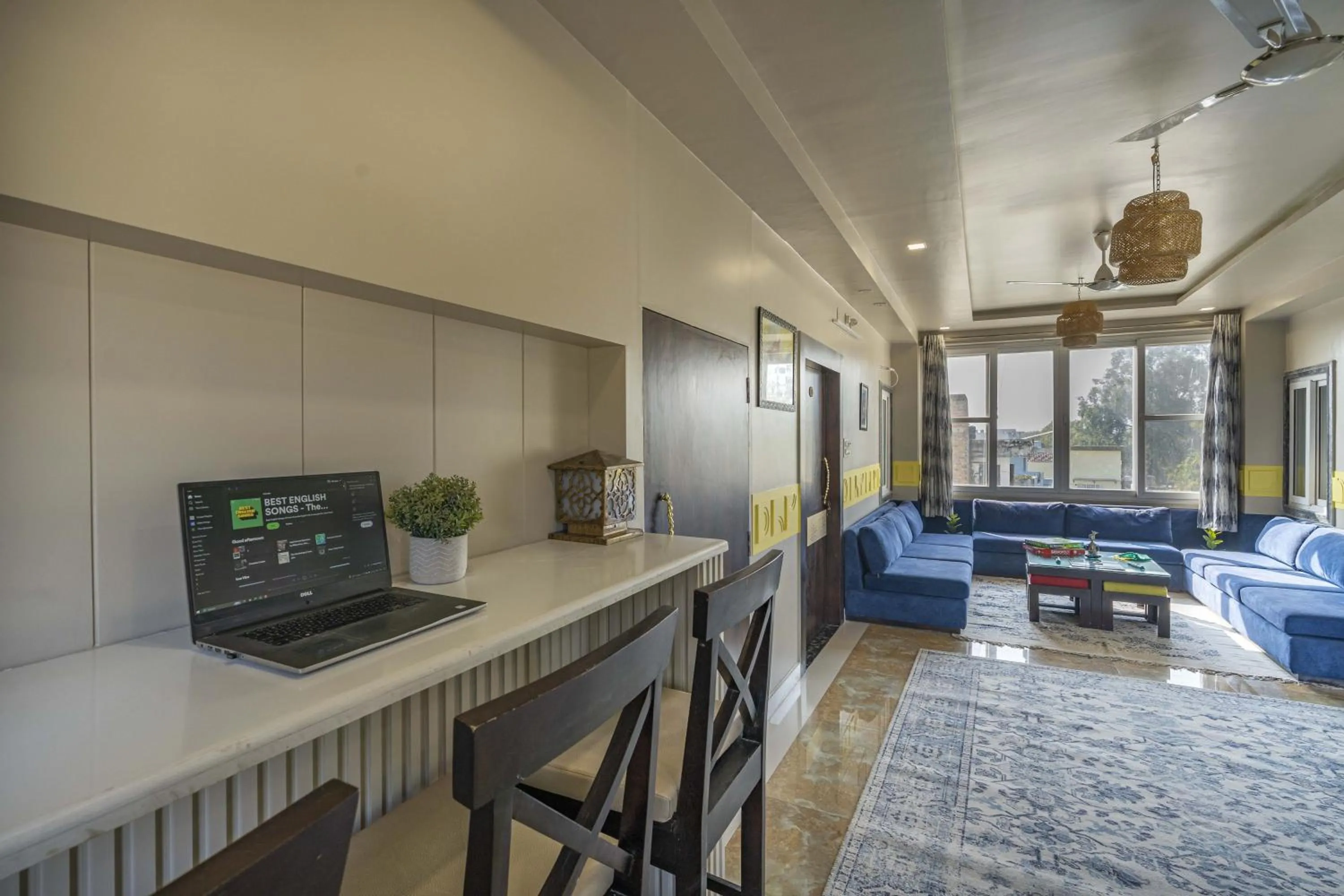 Communal lounge/ TV room in Zostel Bundi