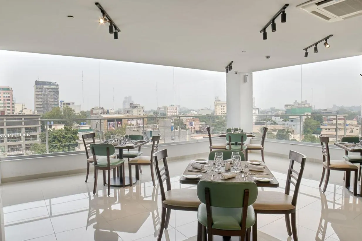 Restaurant/places to eat in Avari Xpress Gulberg