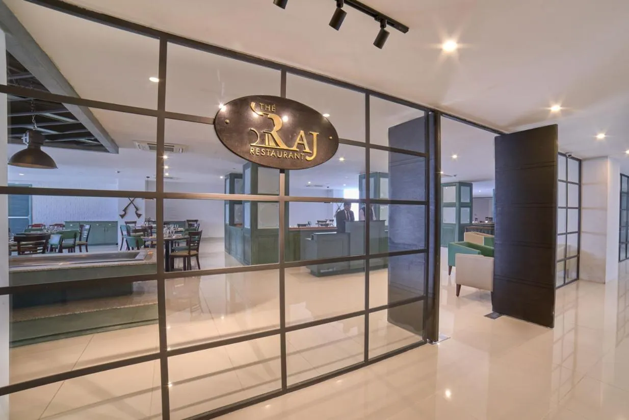 Restaurant/places to eat in Avari Xpress Gulberg