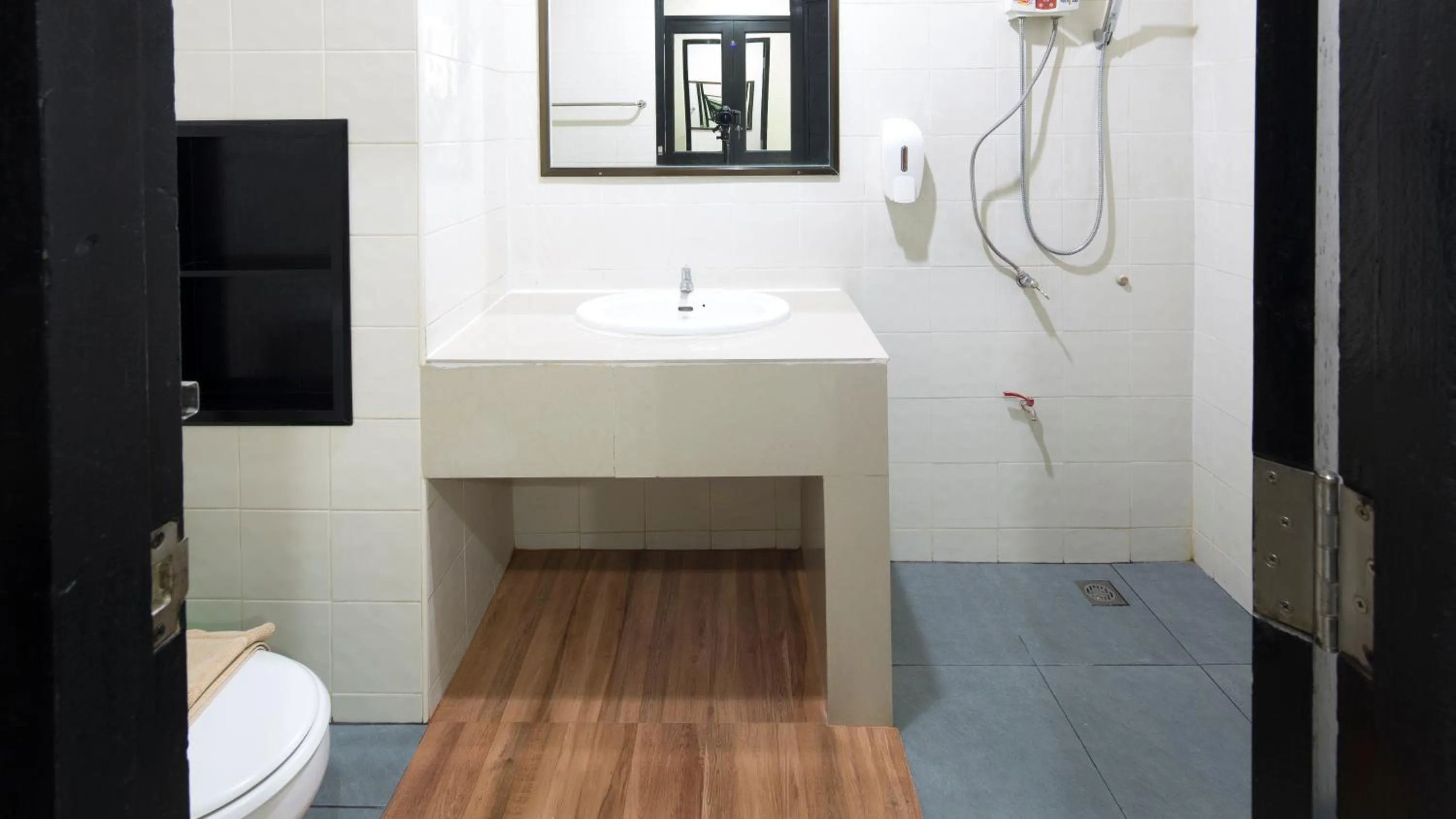 Shower in ARAYA HOTEL