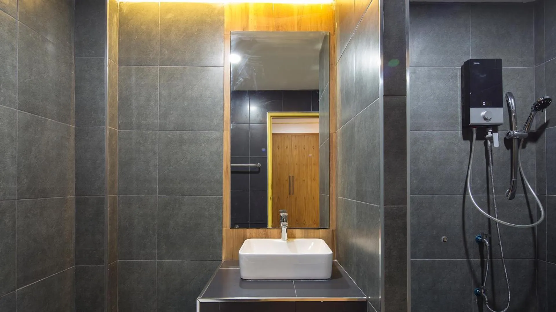 Shower in ARAYA HOTEL