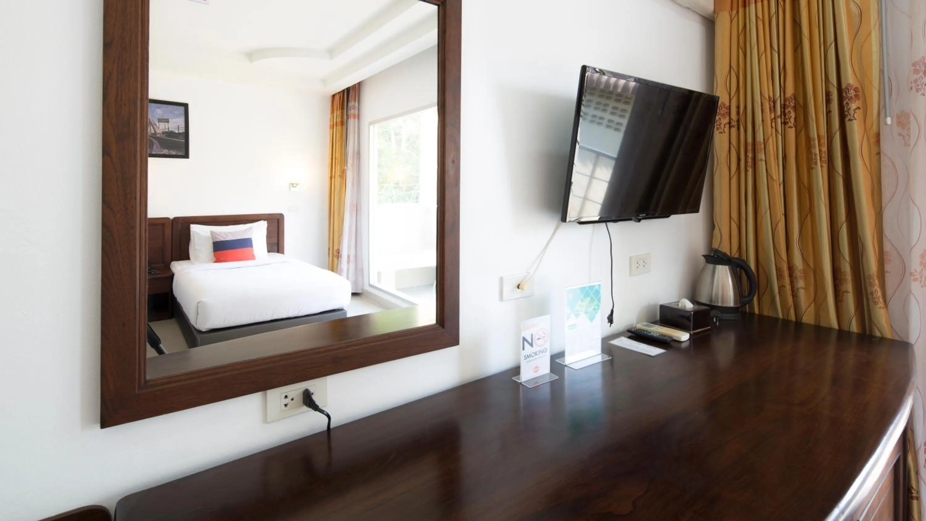 Communal lounge/ TV room, Bed in ARAYA HOTEL