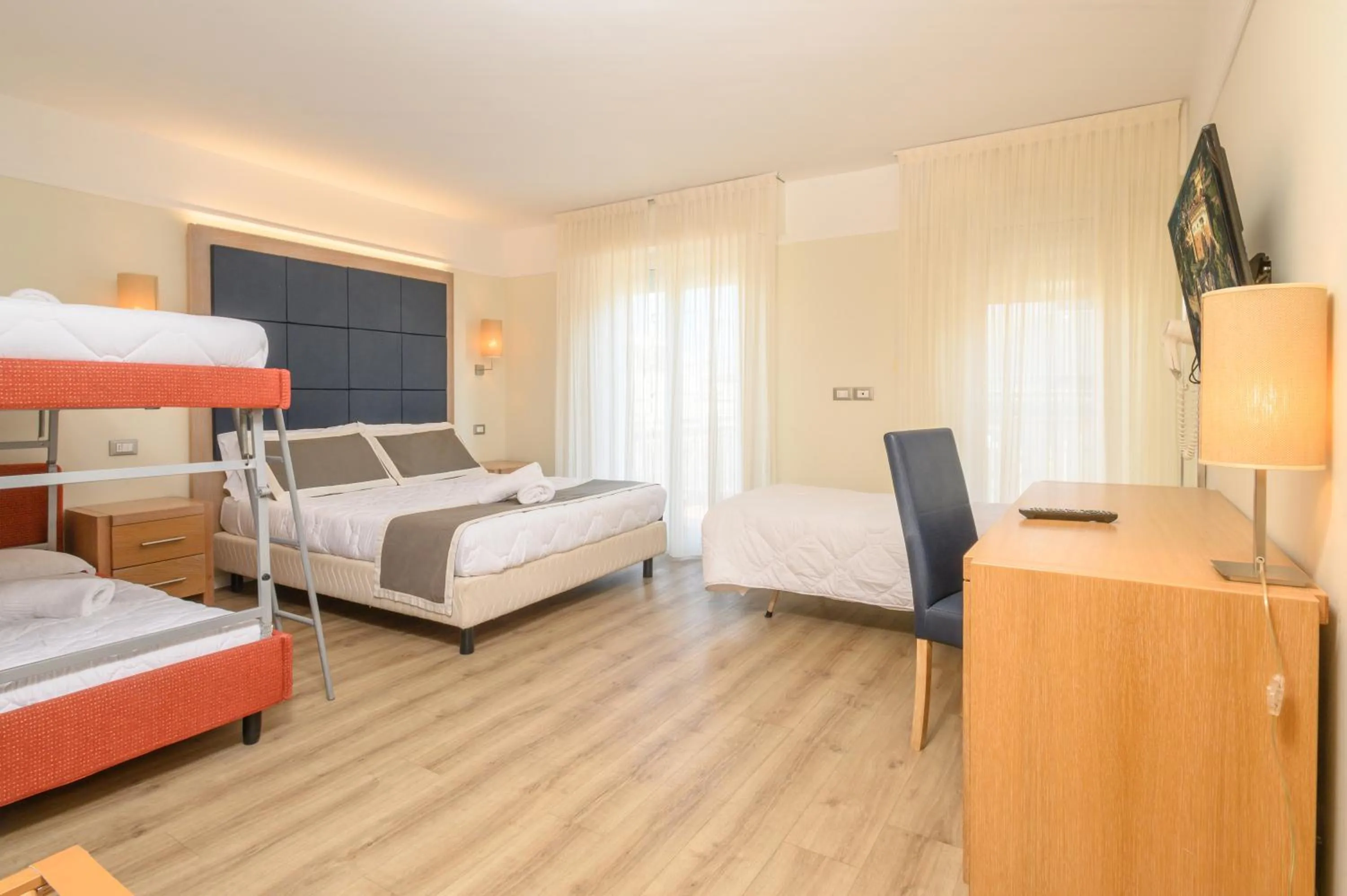 Bedroom, Bed in Atlas Hotel