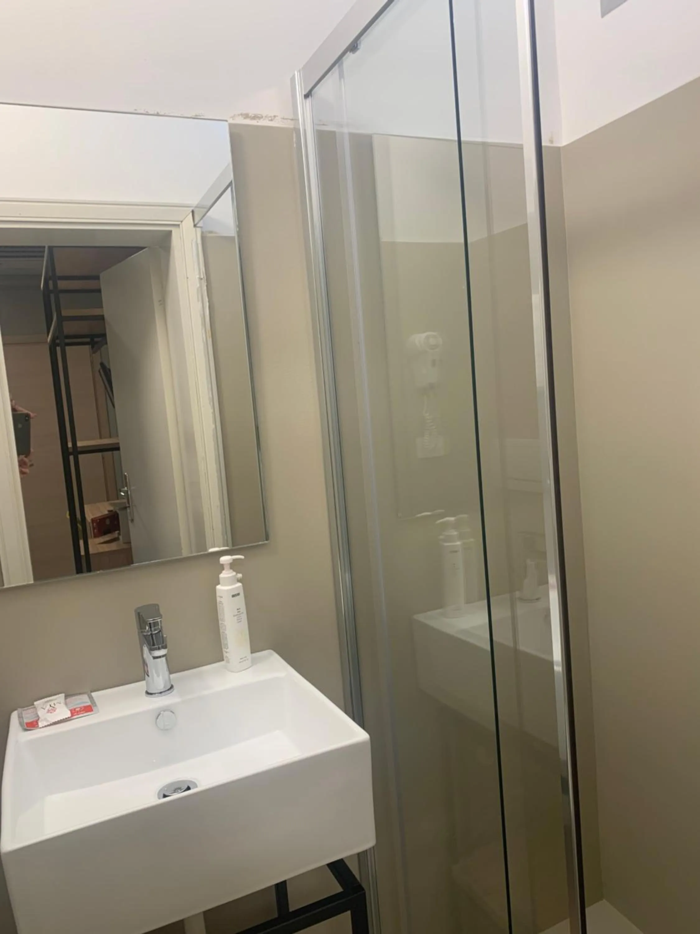 Shower in Atlas Hotel