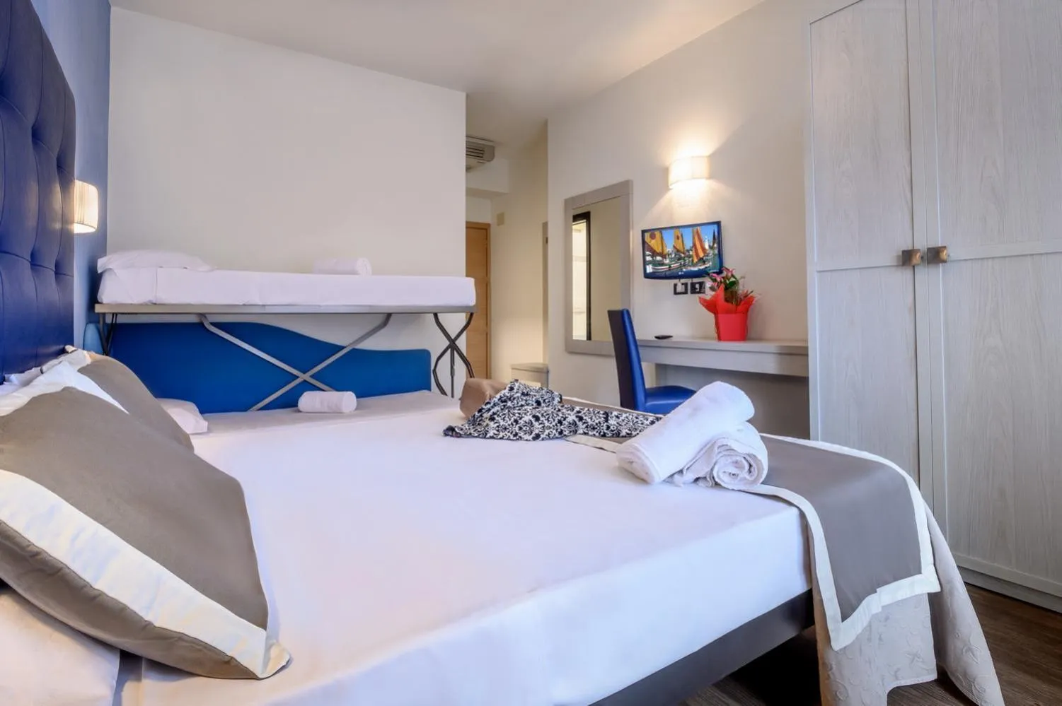 Photo of the whole room, Bed in Atlas Hotel