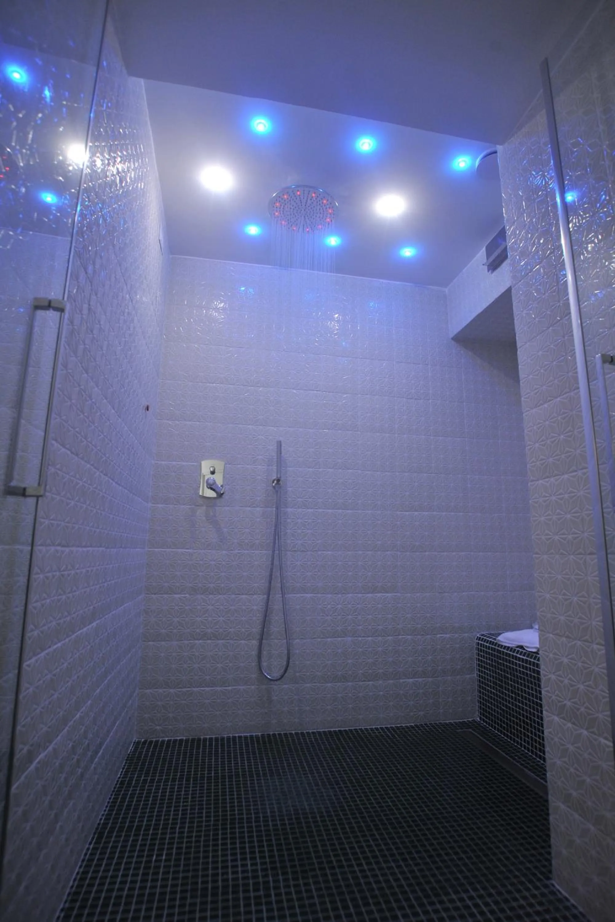 Shower in Core Amalfitano City Suites