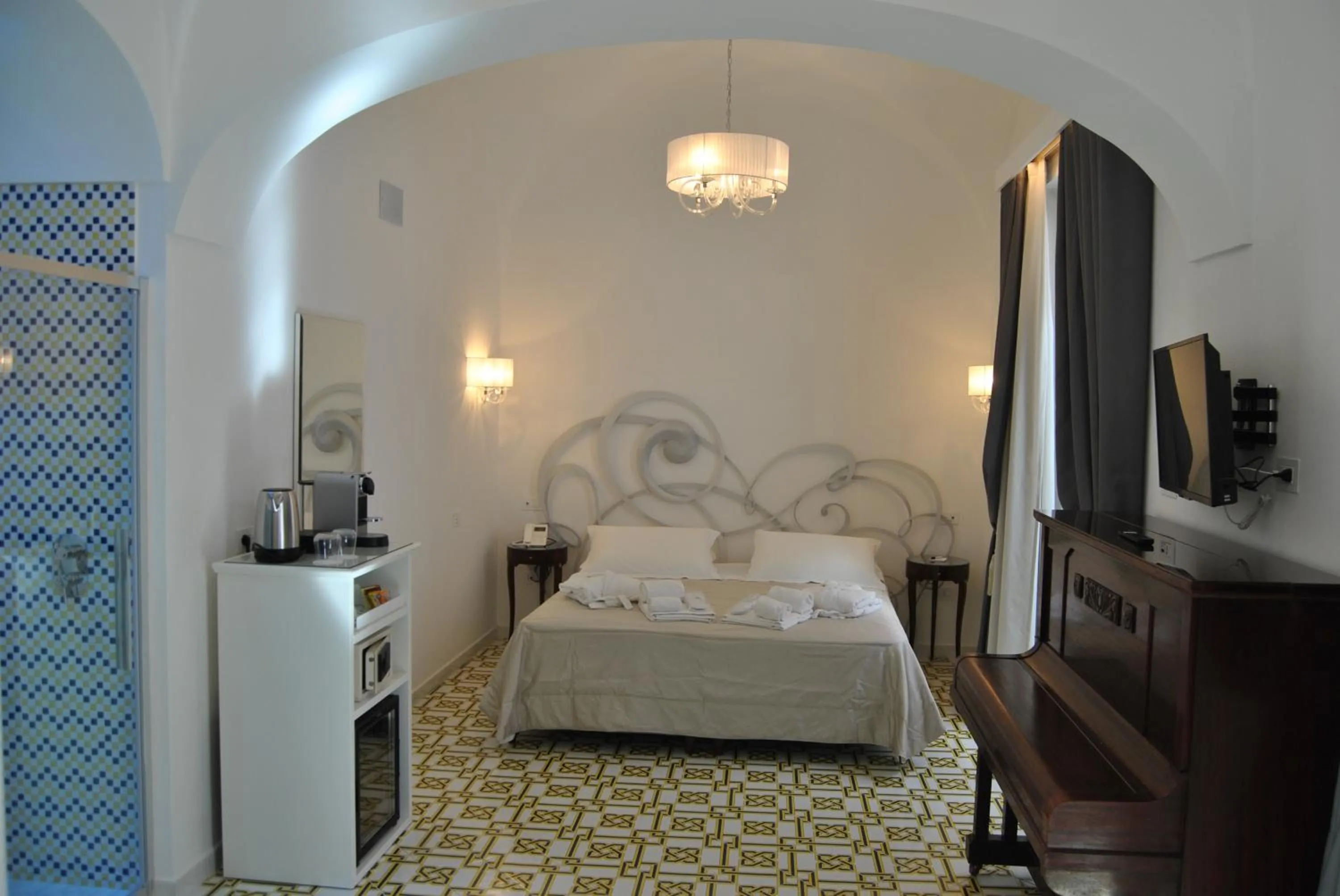 Photo of the whole room, Bed in Core Amalfitano City Suites