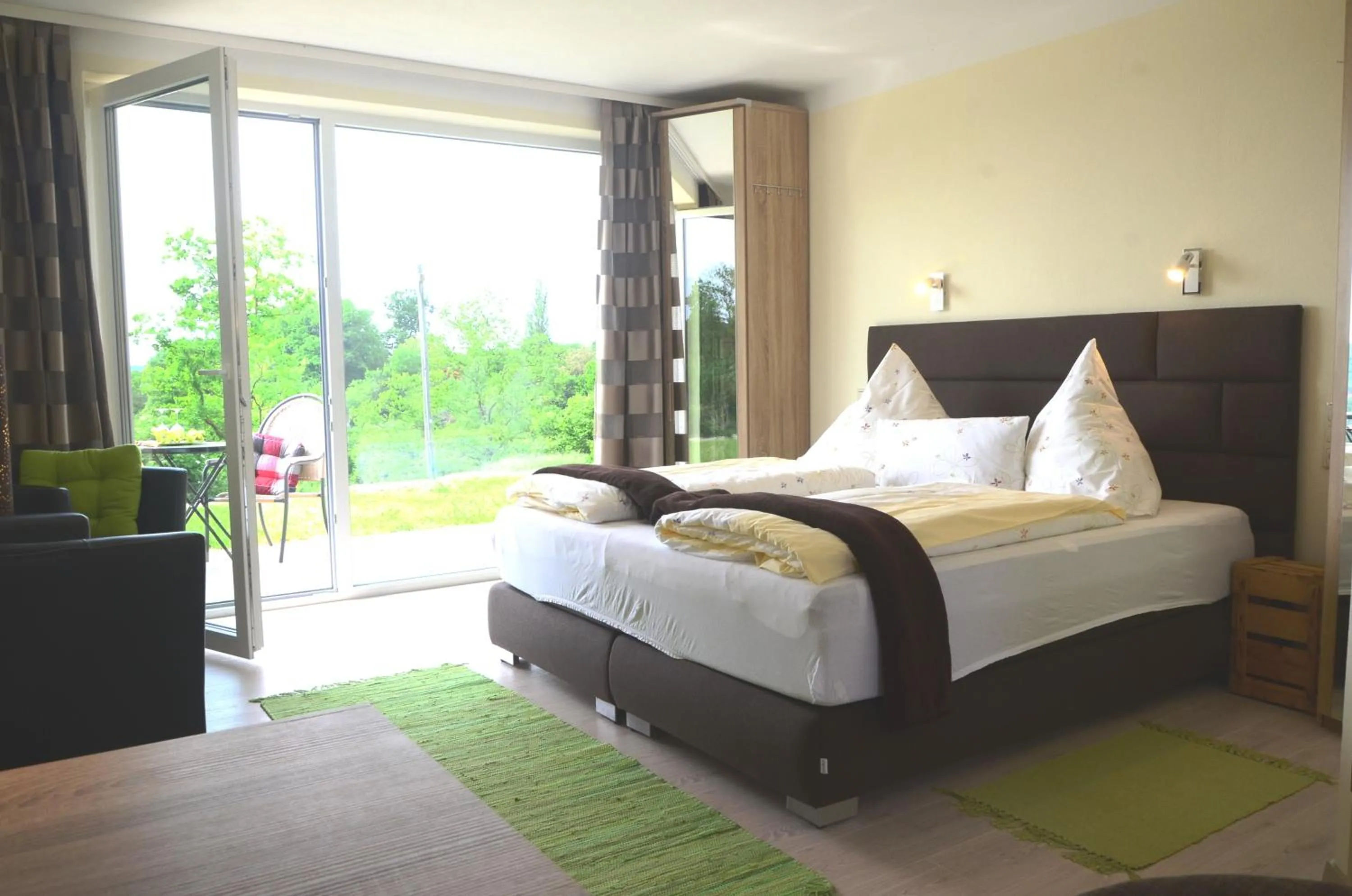 Bed in Kirschberghof Gästehaus und Weinverkauf