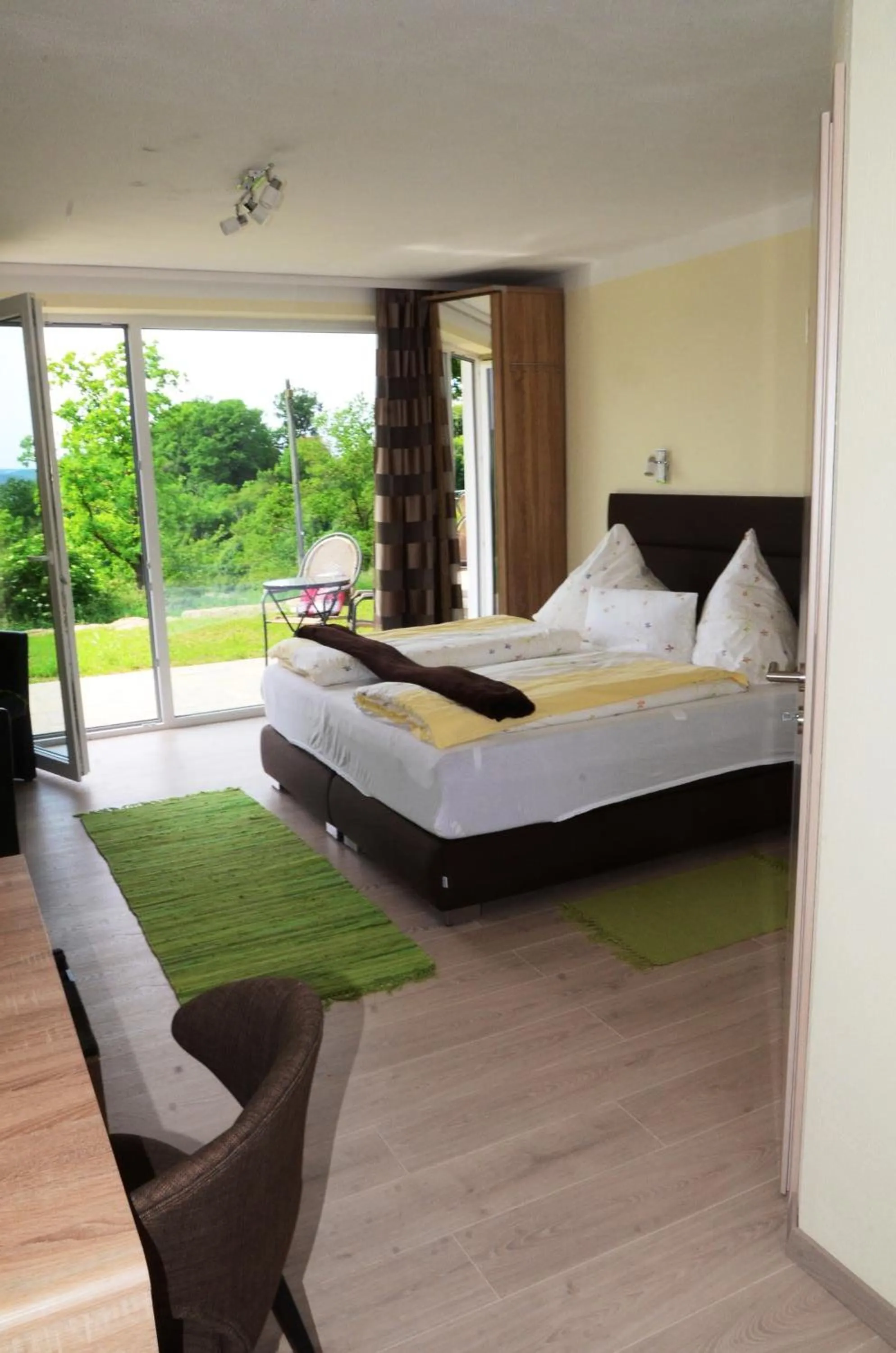 Bed in Kirschberghof Gästehaus und Weinverkauf