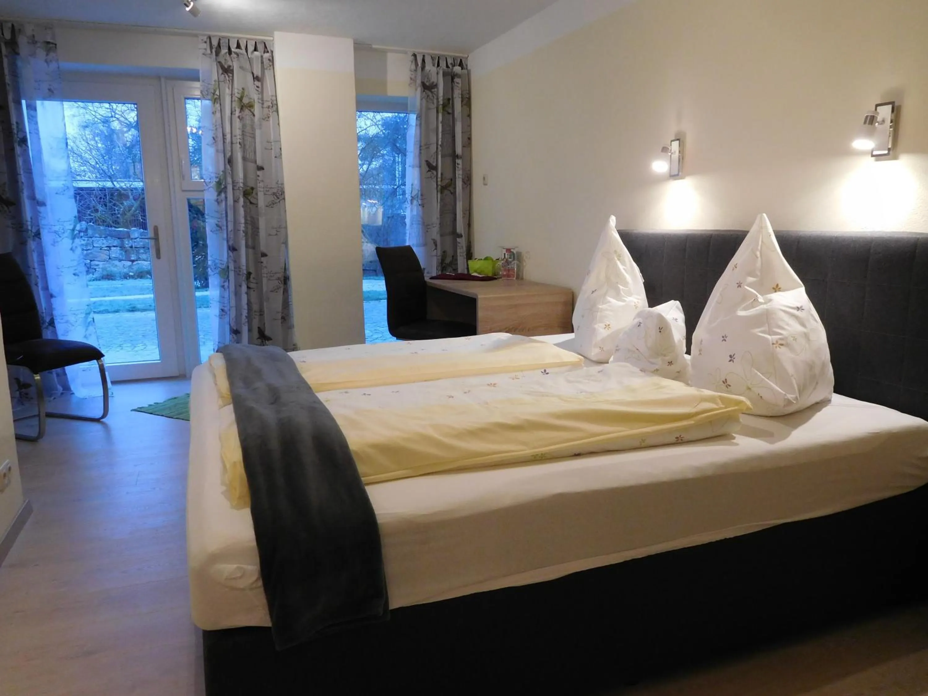 Bed in Kirschberghof Gästehaus und Weinverkauf