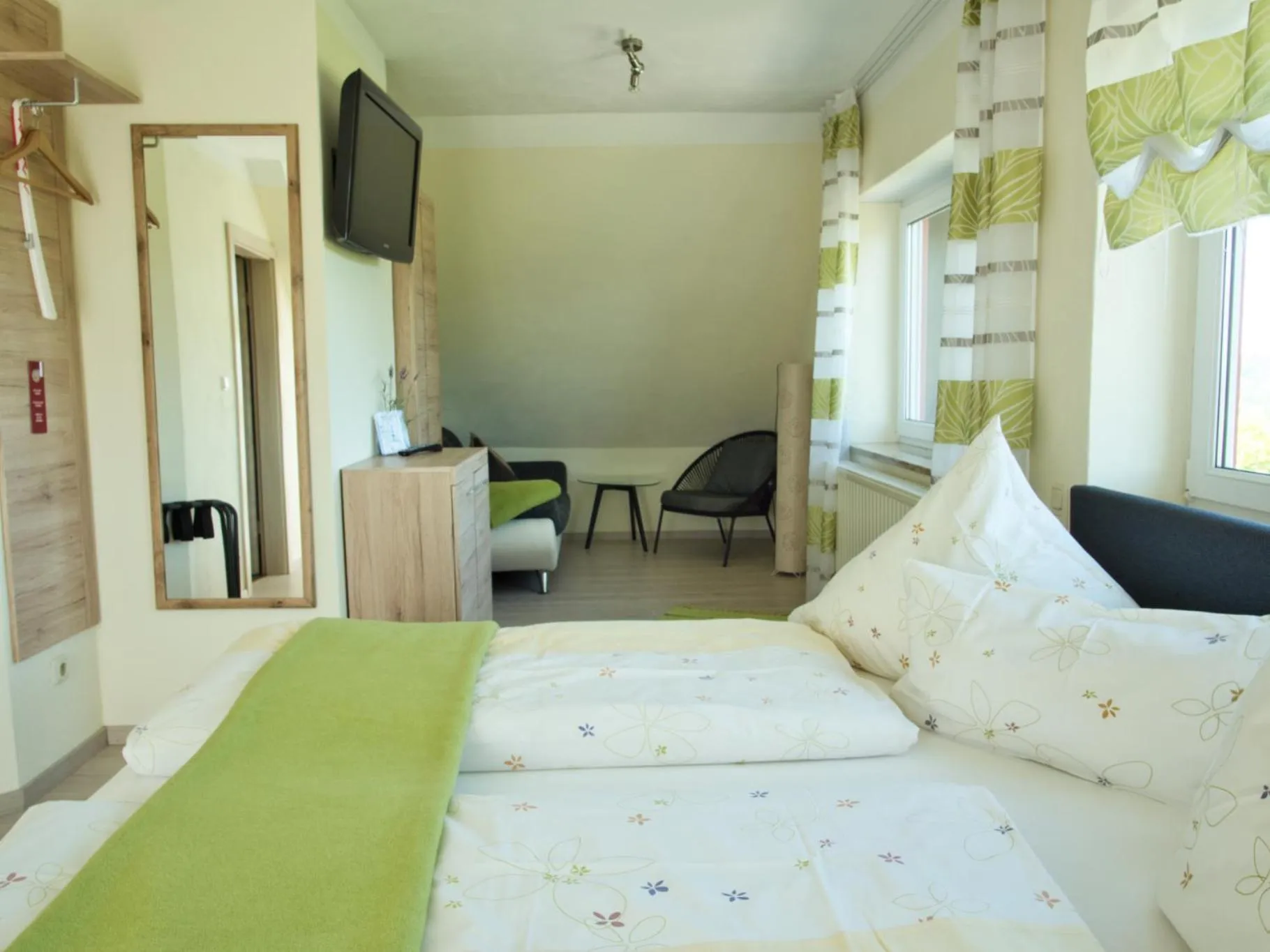 Bed in Kirschberghof Gästehaus und Weinverkauf