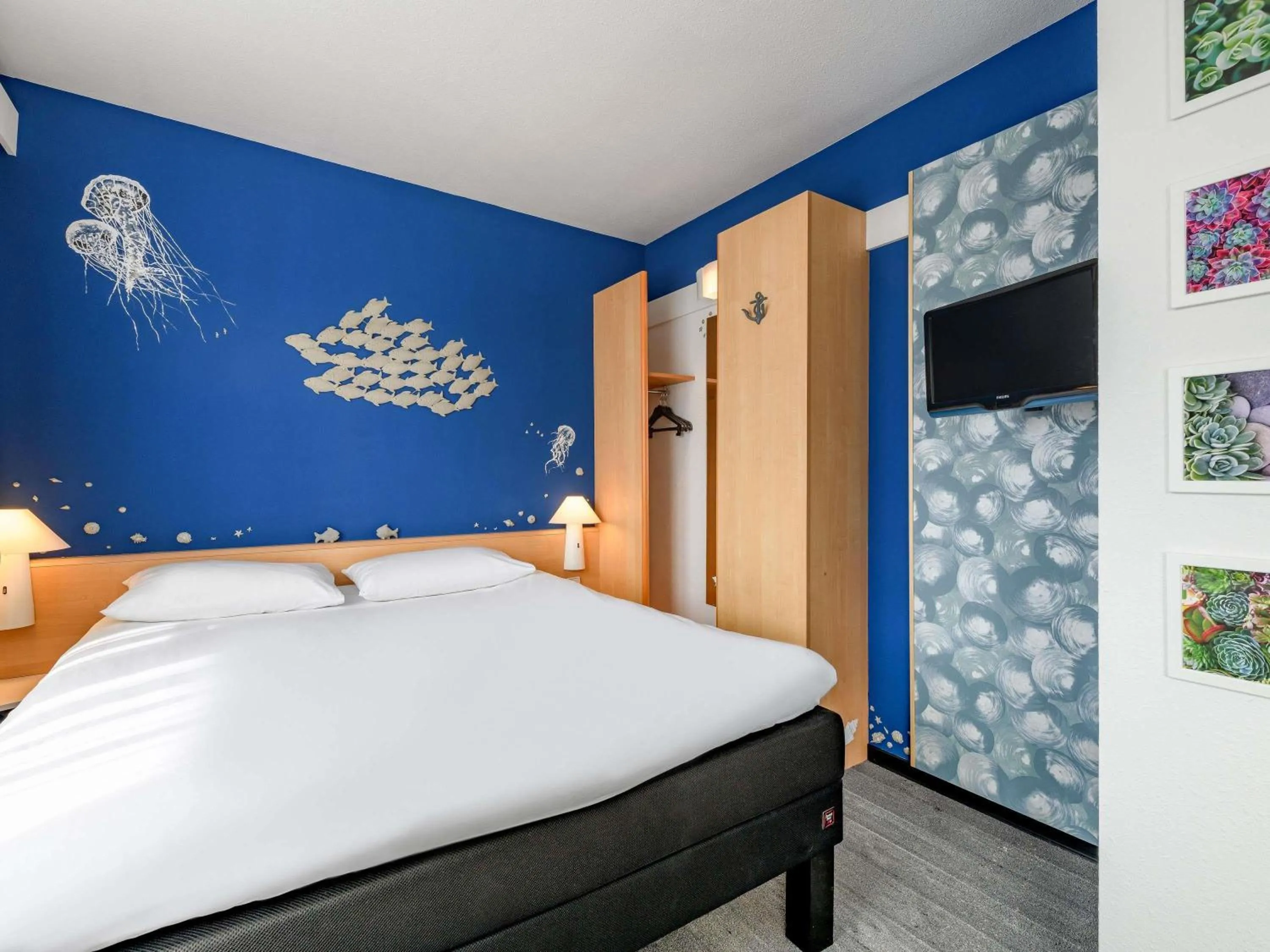 Property building, Bed in ibis Luebeck City