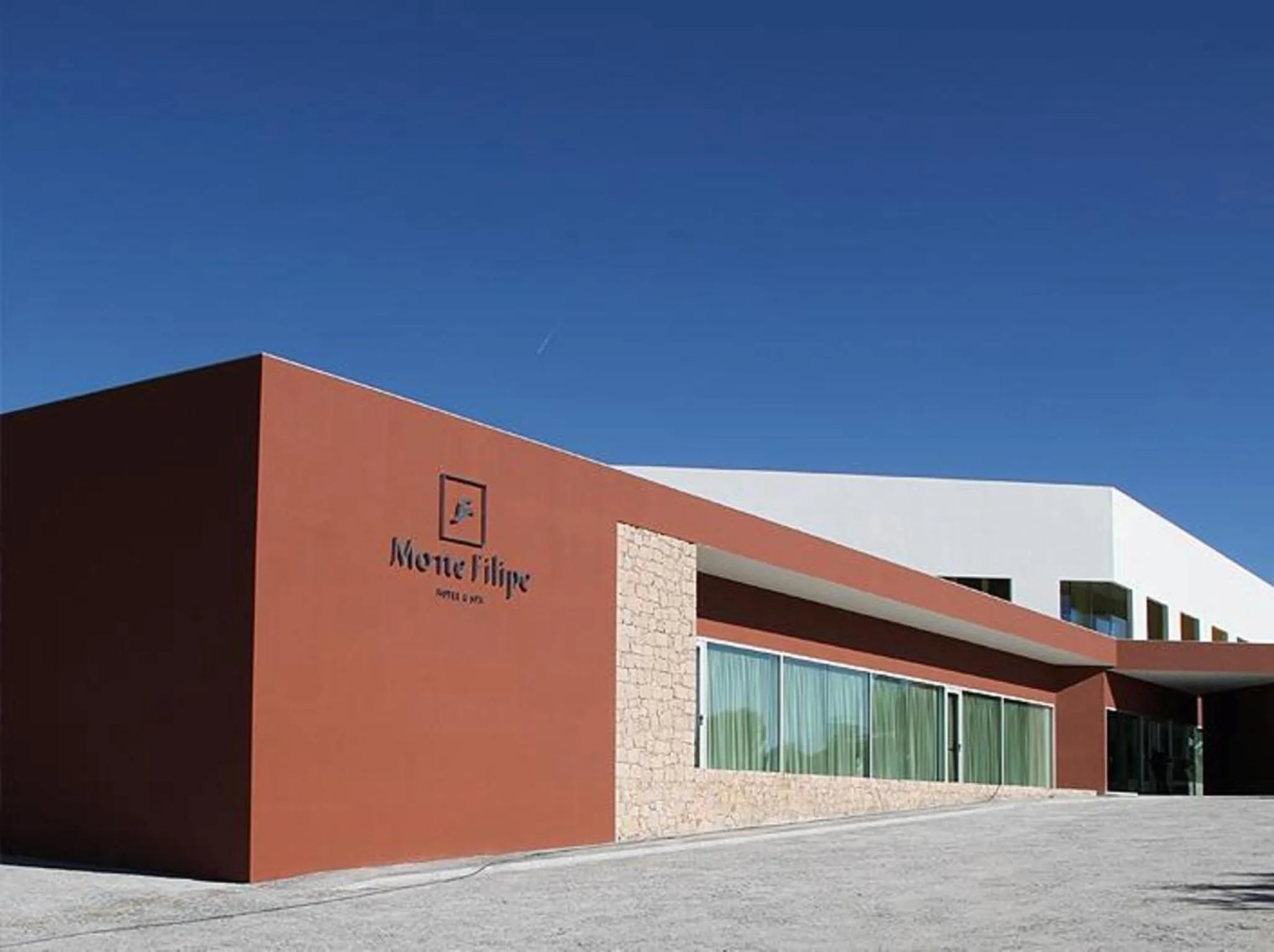 Facade/entrance in Monte Filipe Hotel