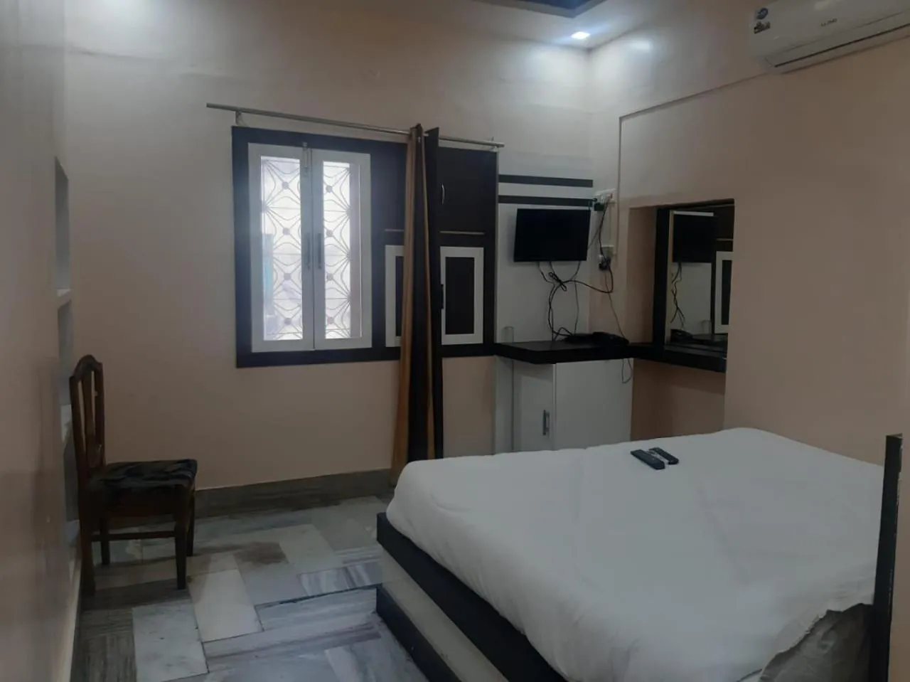 Photo of the whole room, Bed in Sita Inn Home Stay Away From Home By Hotel Sita Varanasi