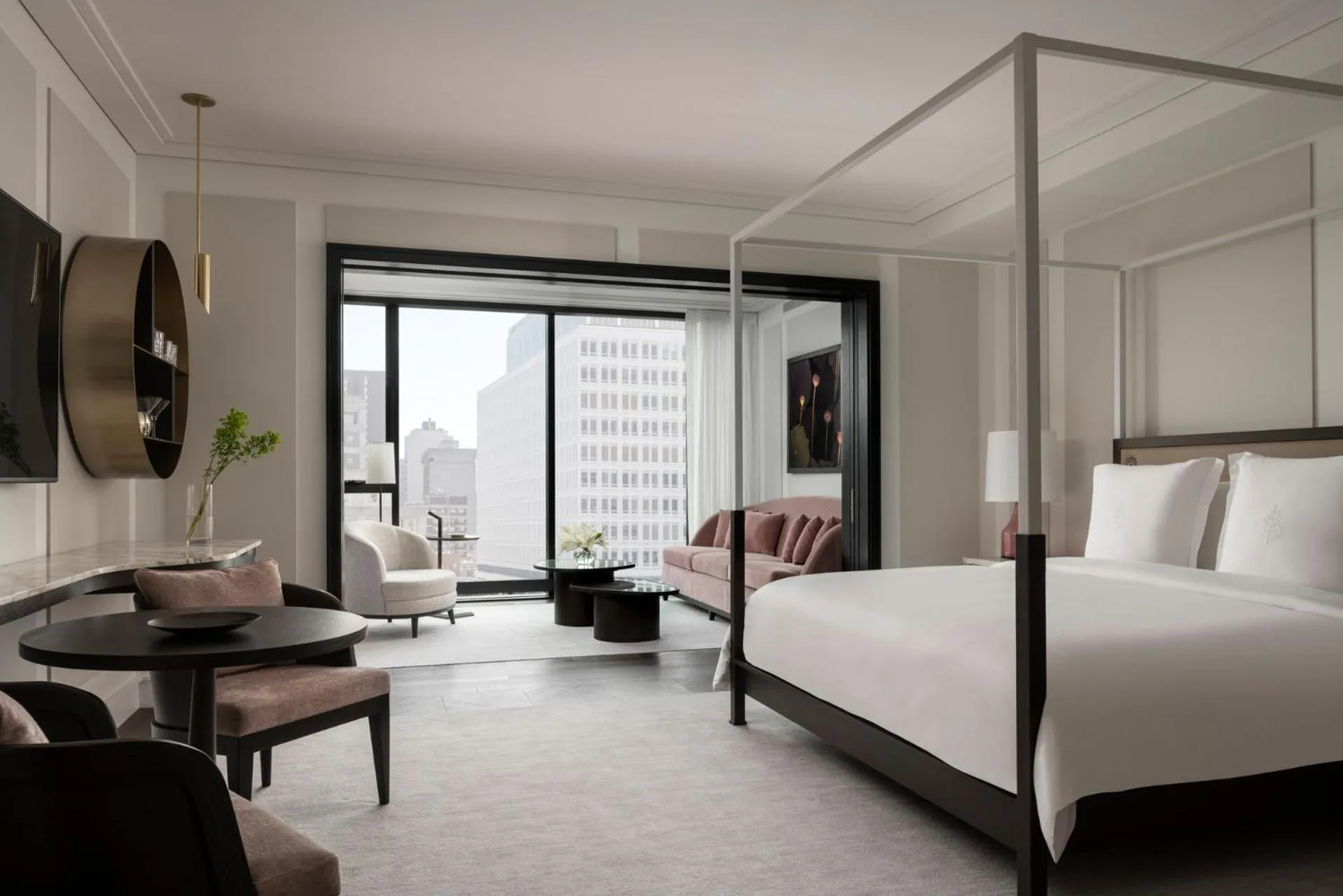 Photo of the whole room, Bed in Four Seasons Hotel Montreal