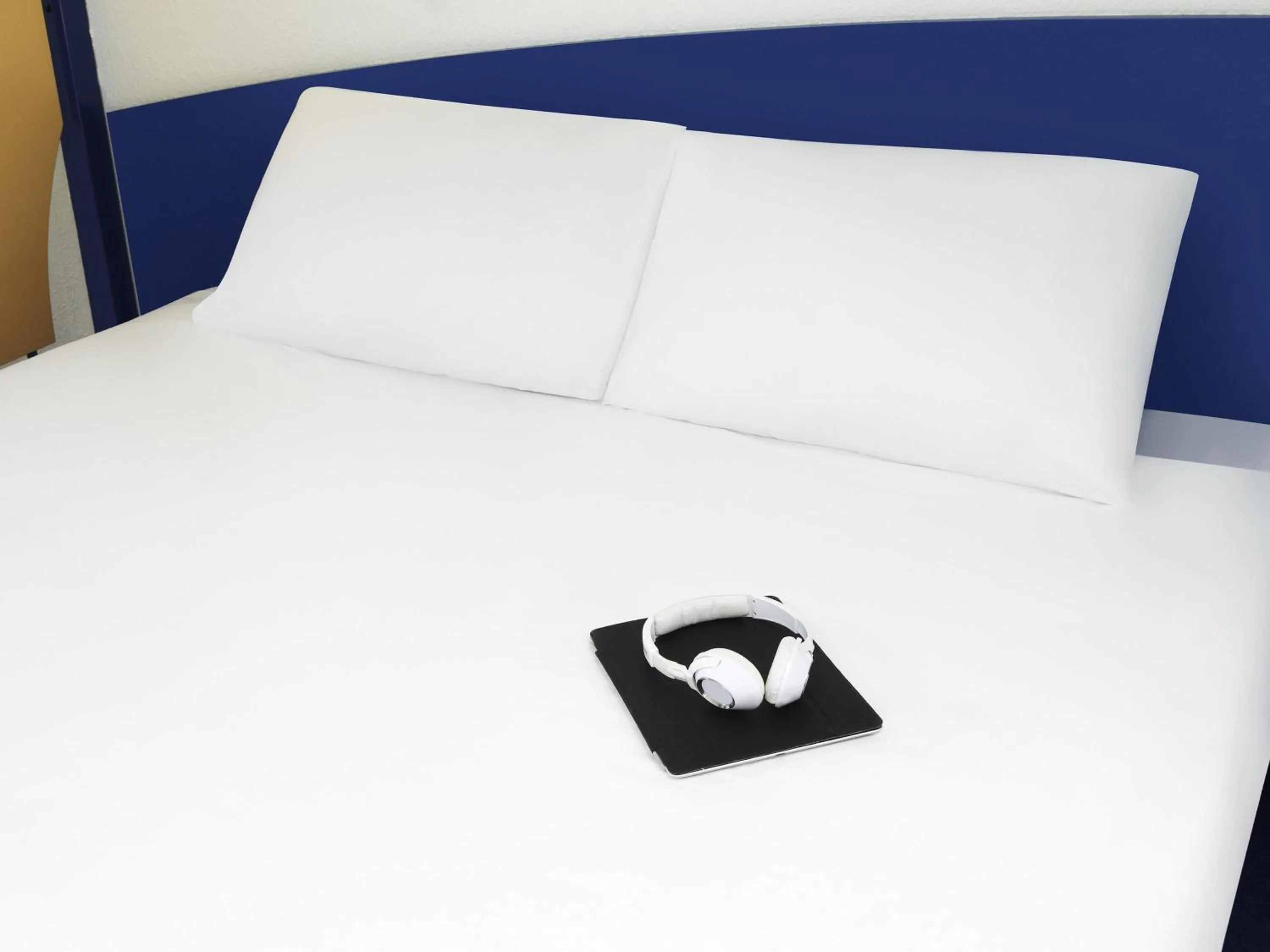 Bedroom, Bed in ibis budget Newport