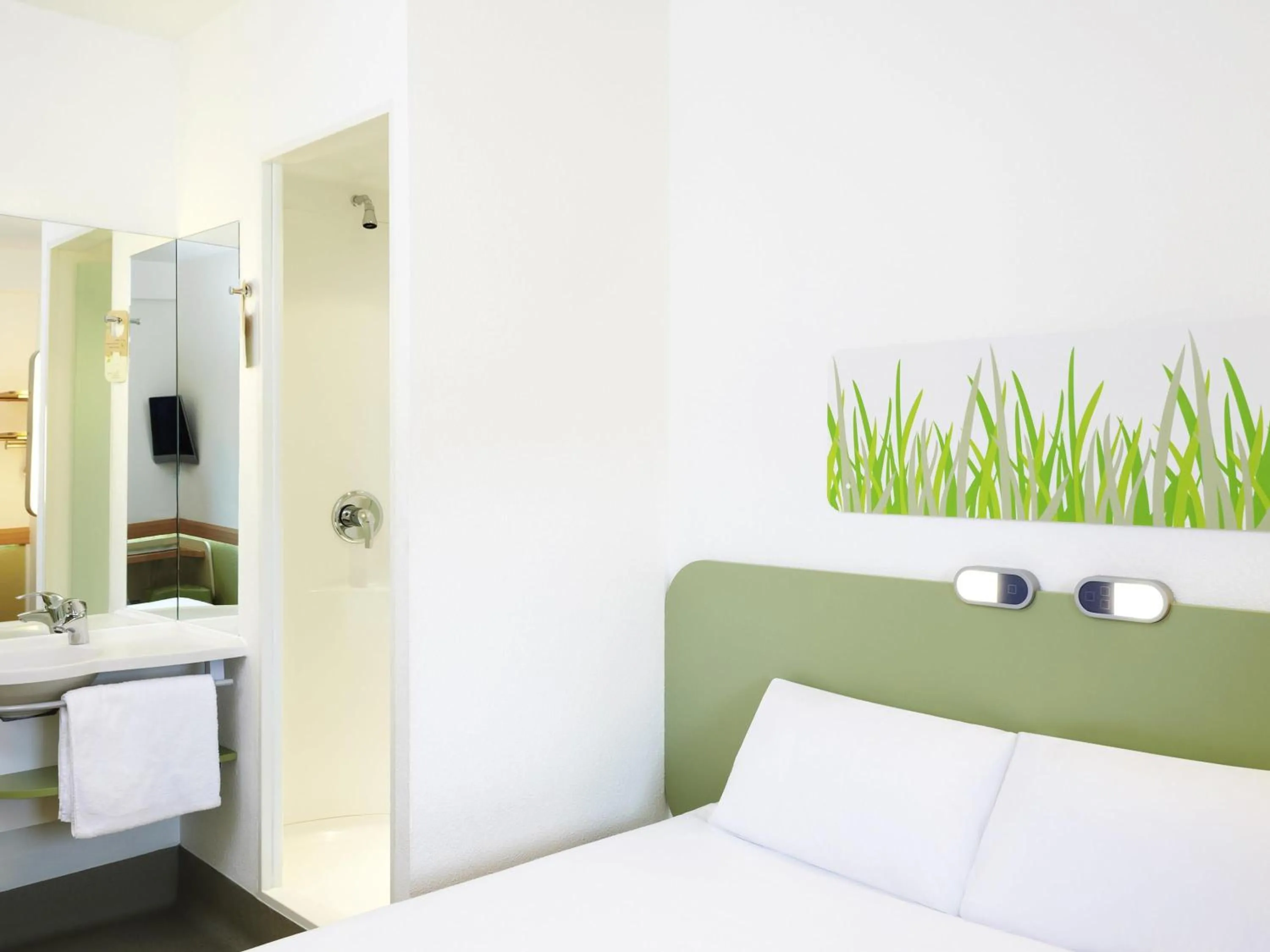 Bedroom, Bed in ibis budget Newport