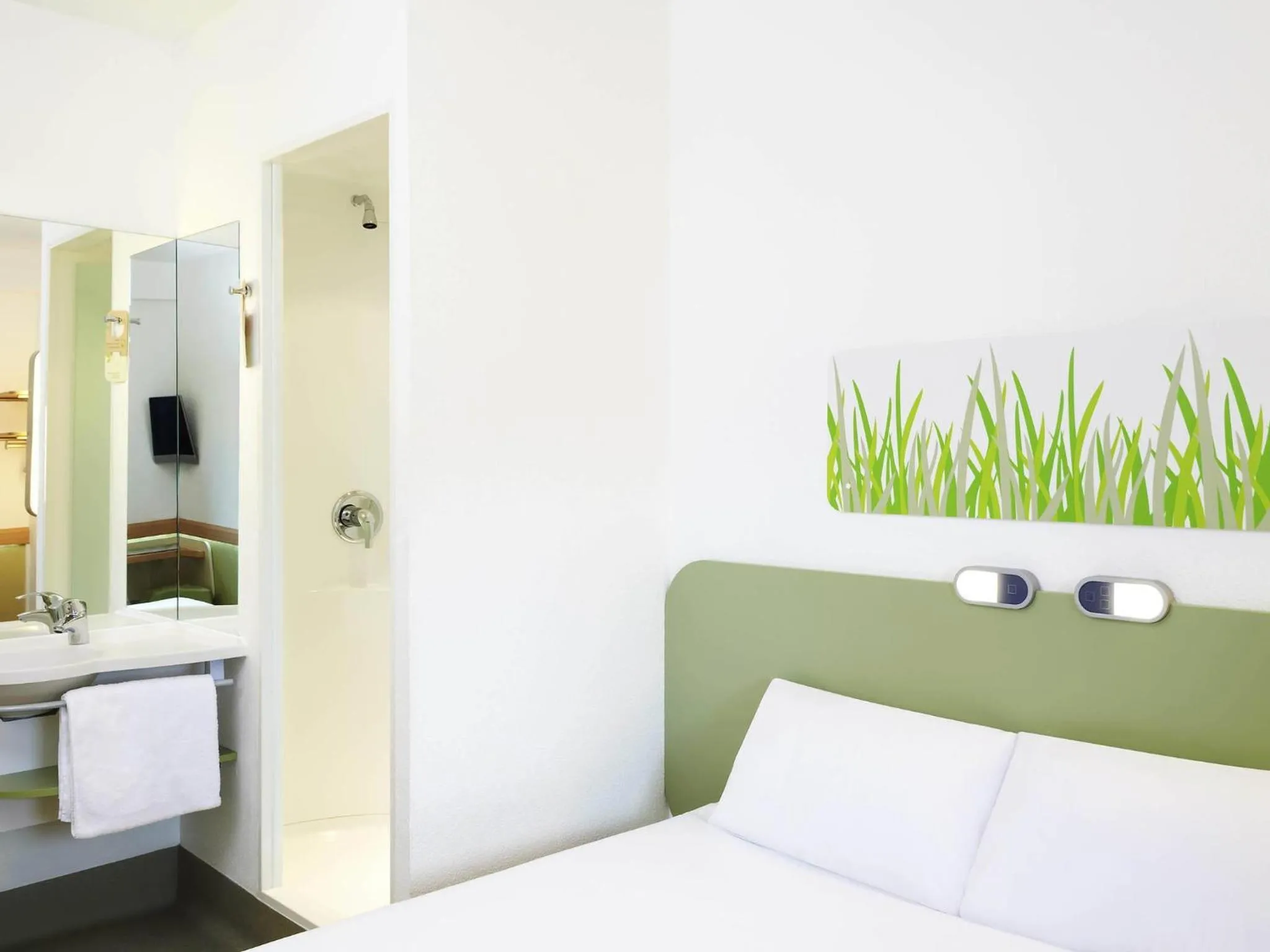 Bedroom, Bed in ibis budget Newport