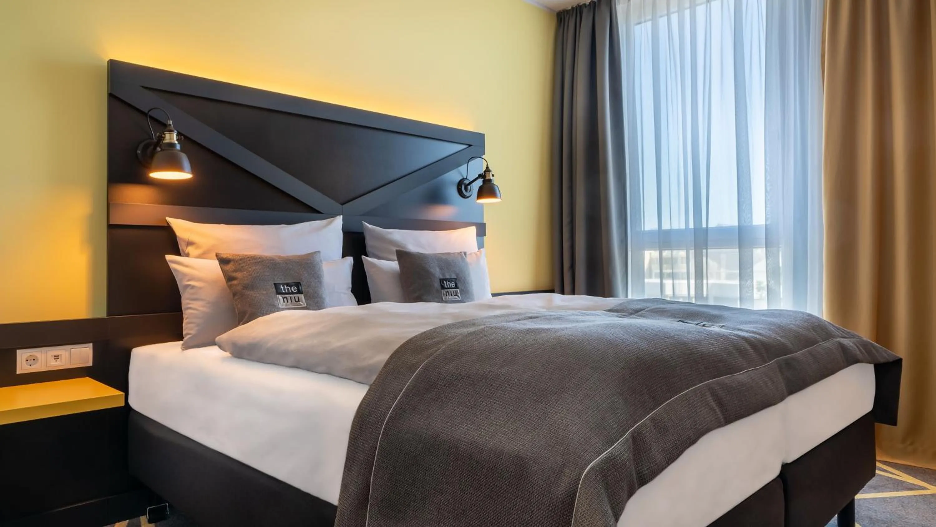 Photo of the whole room, Bed in Holiday Inn - the niu, Fury Aschheim Messe by IHG