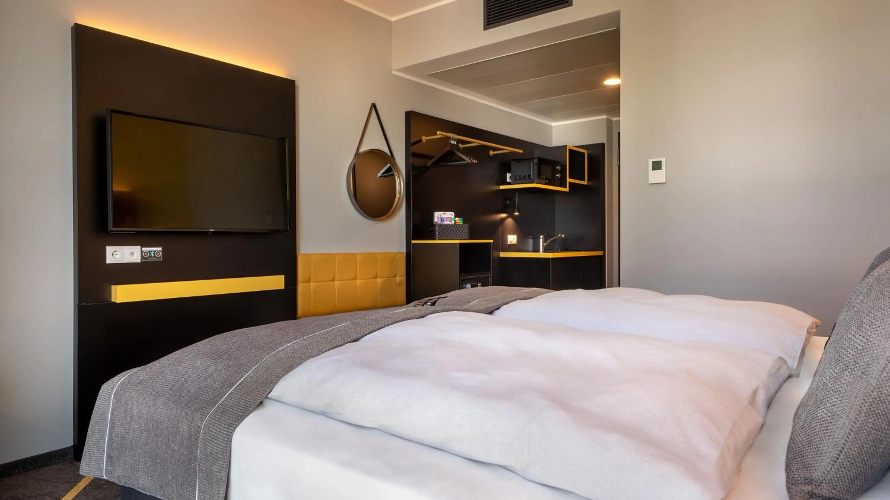 Photo of the whole room, Bed in Holiday Inn - the niu, Fury Aschheim Messe by IHG