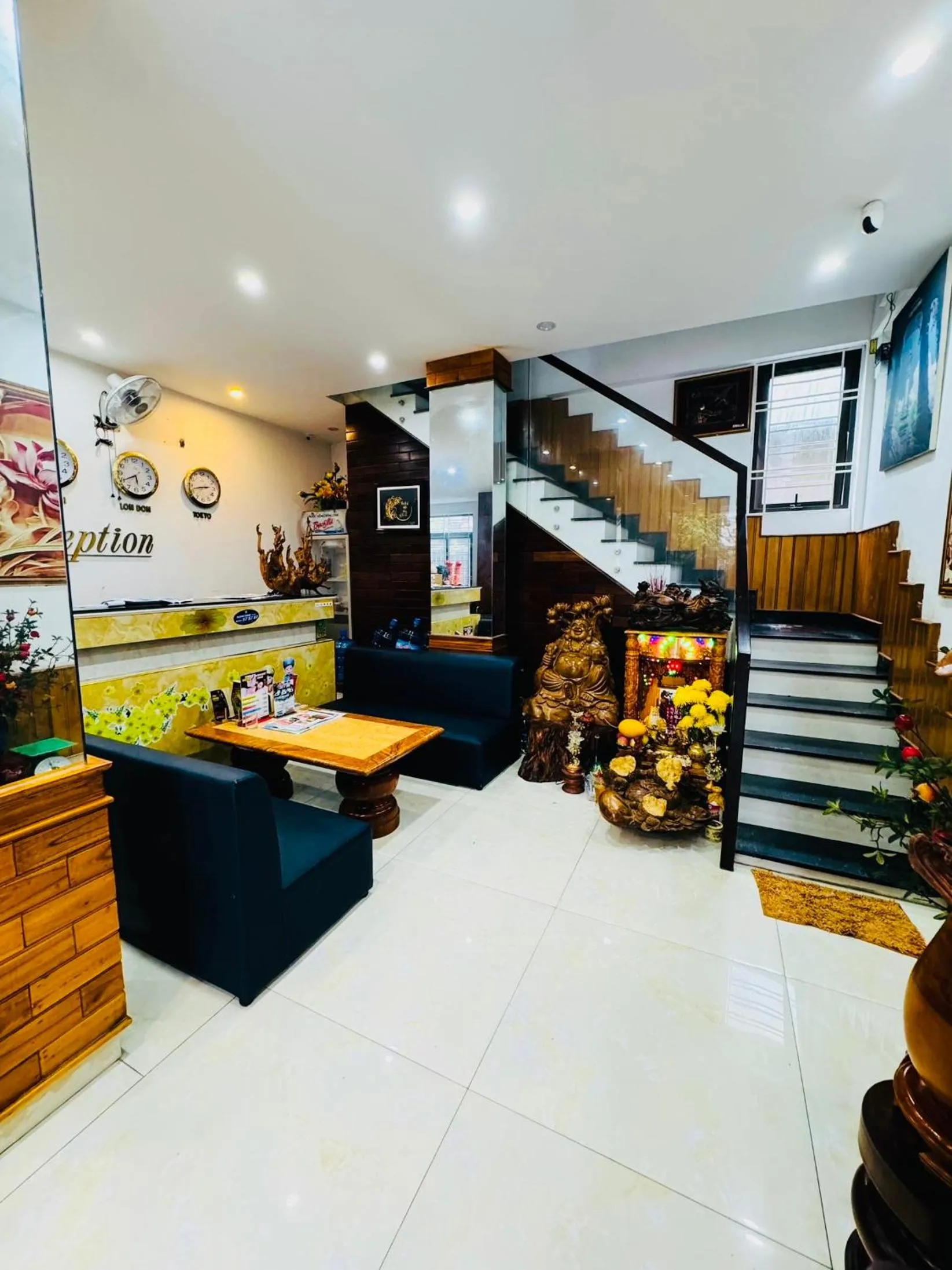 Communal lounge/ TV room in Sapphire Hotel Hue