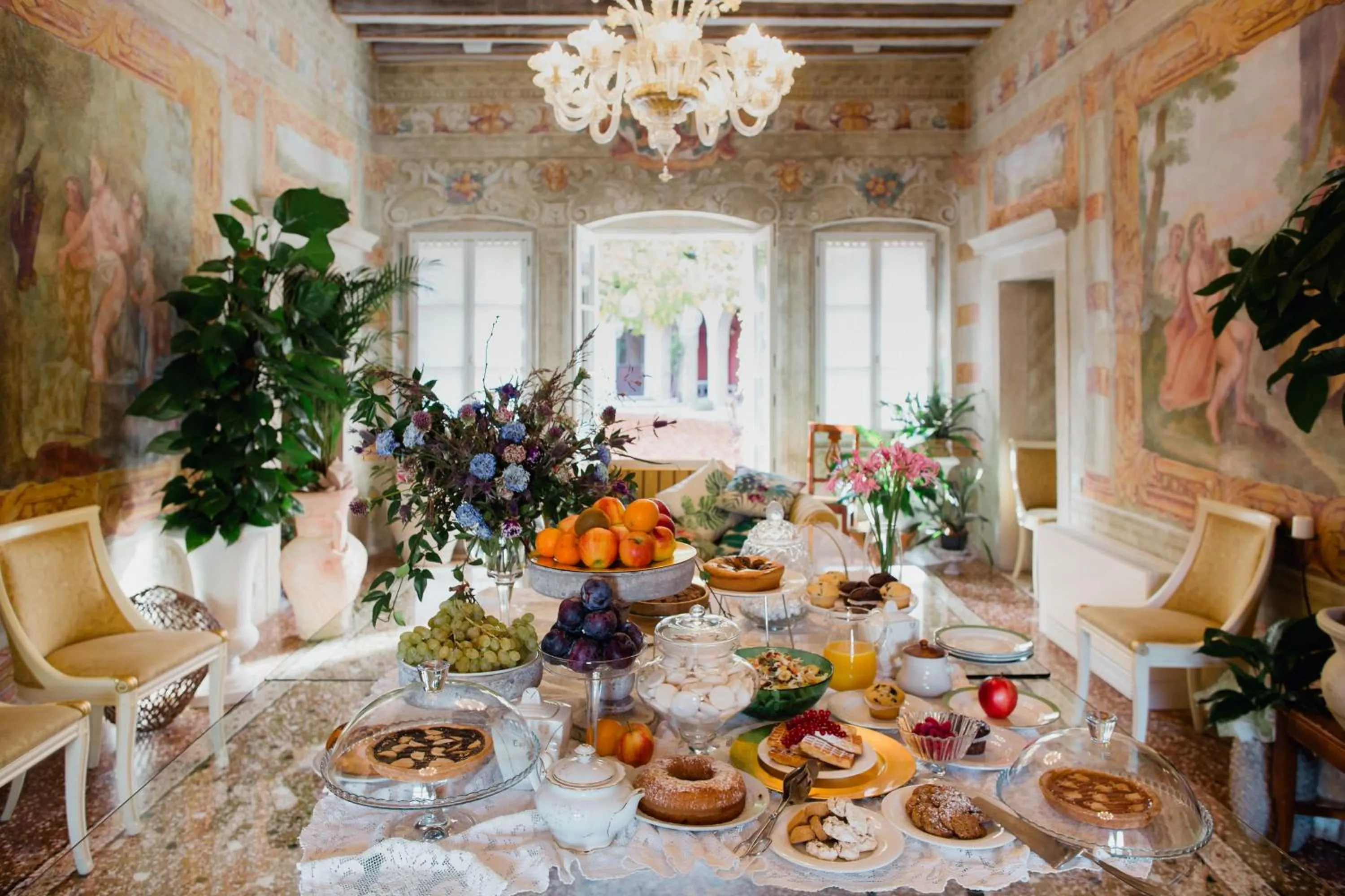 Breakfast in I giardini segreti di Villa Marcello Marinelli