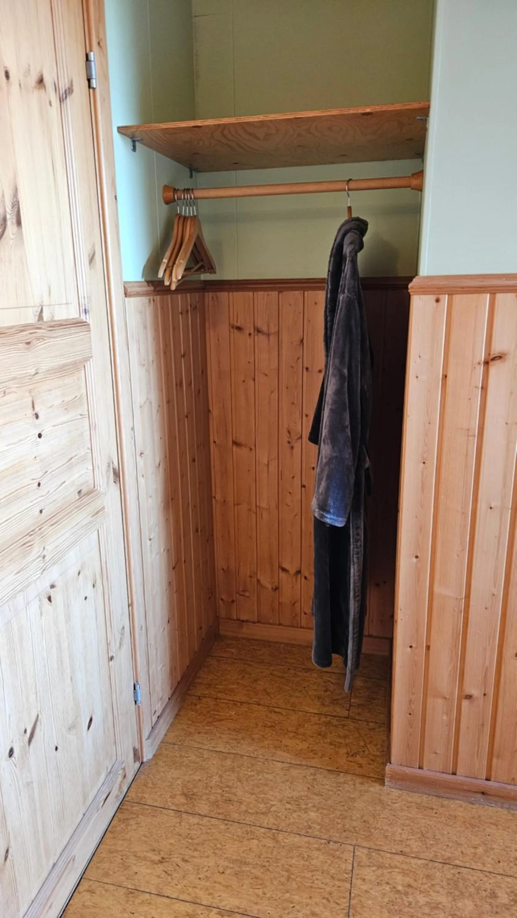 wardrobe in Árnanes Country Hotel