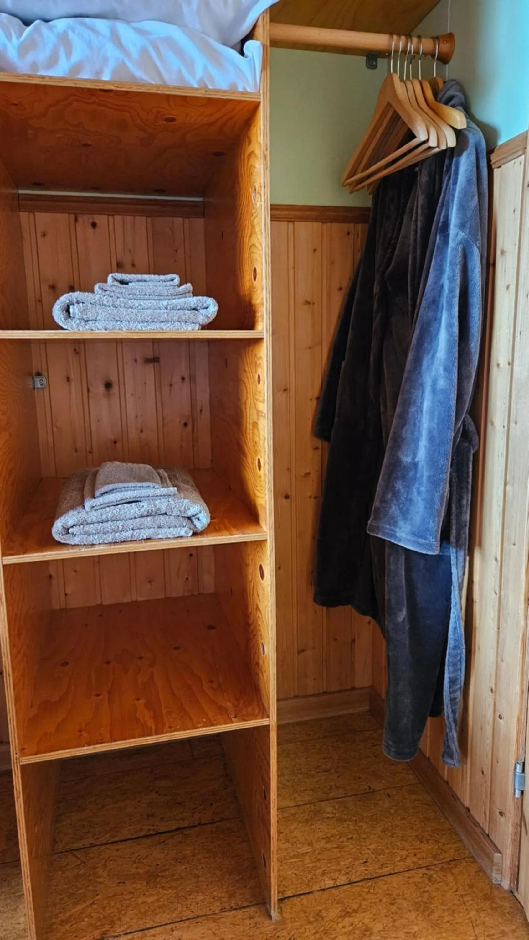 wardrobe in Árnanes Country Hotel