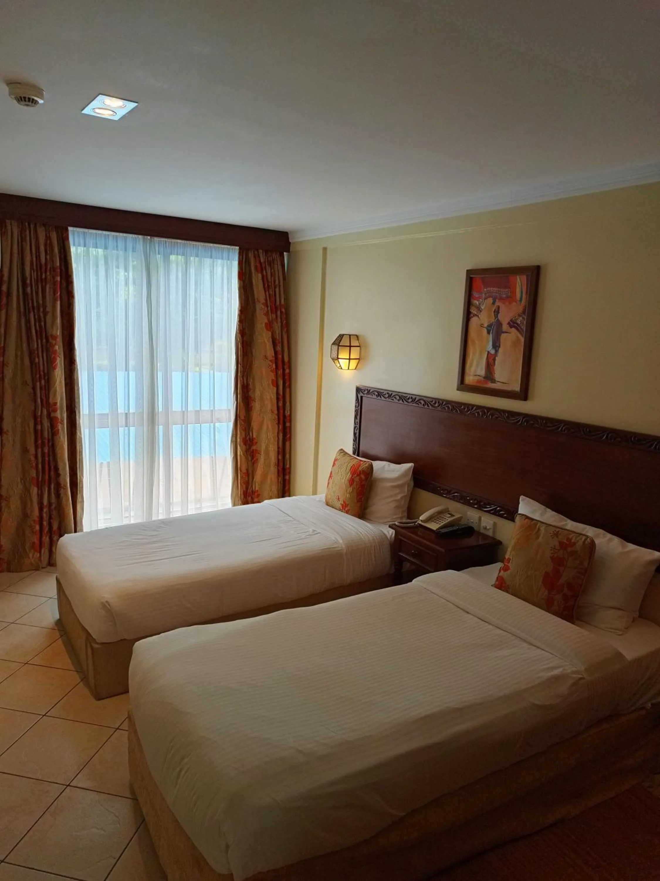 Photo of the whole room, Bed in The Heron By Sarovar Portico India