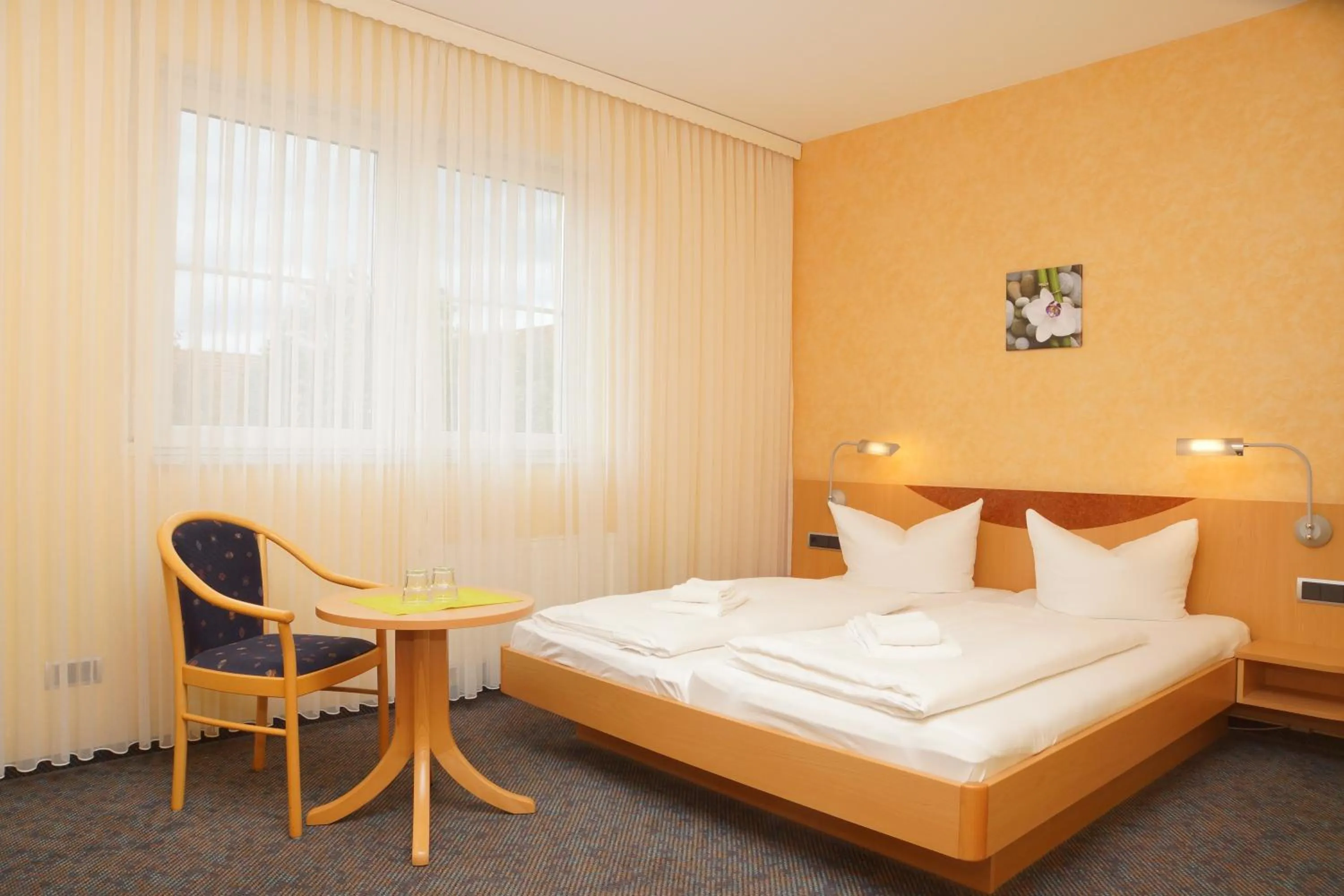 Photo of the whole room, Bed in Warias Hotel am Geiseltalsee - Nähe Merseburg und Mücheln