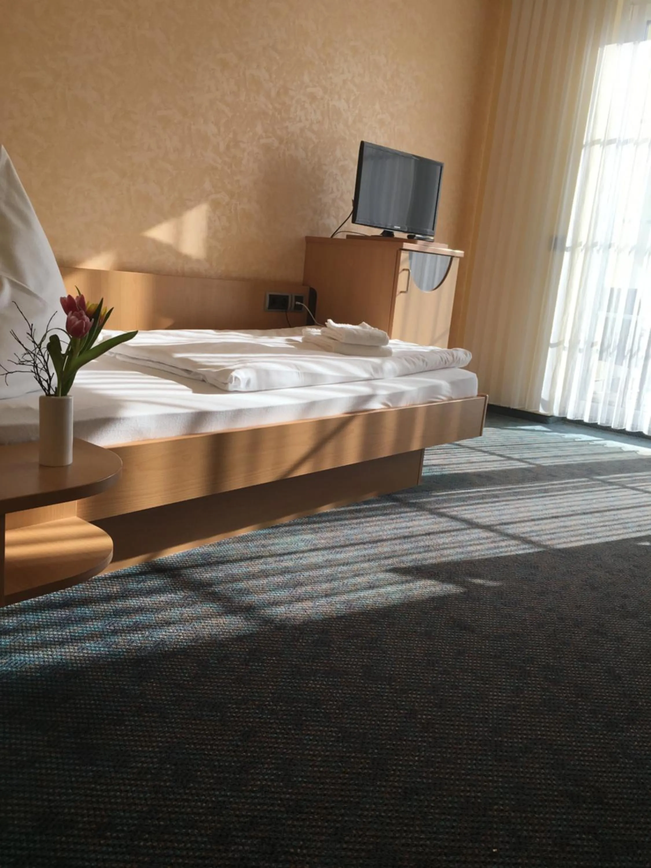 Photo of the whole room, Bed in Warias Hotel am Geiseltalsee - Nähe Merseburg und Mücheln