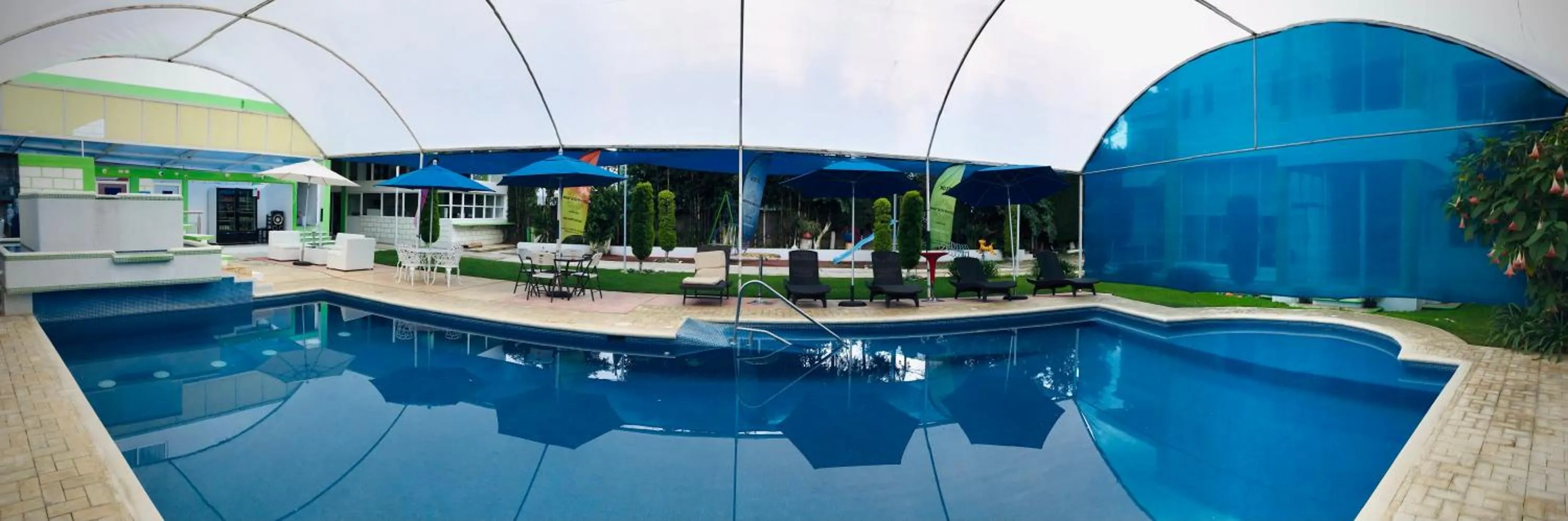 Swimming pool in Hotel Maragreens