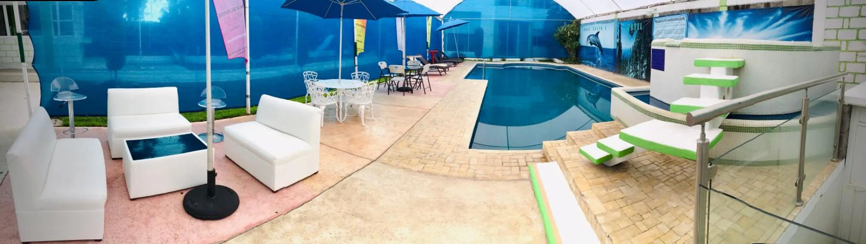 Swimming pool in Hotel Maragreens