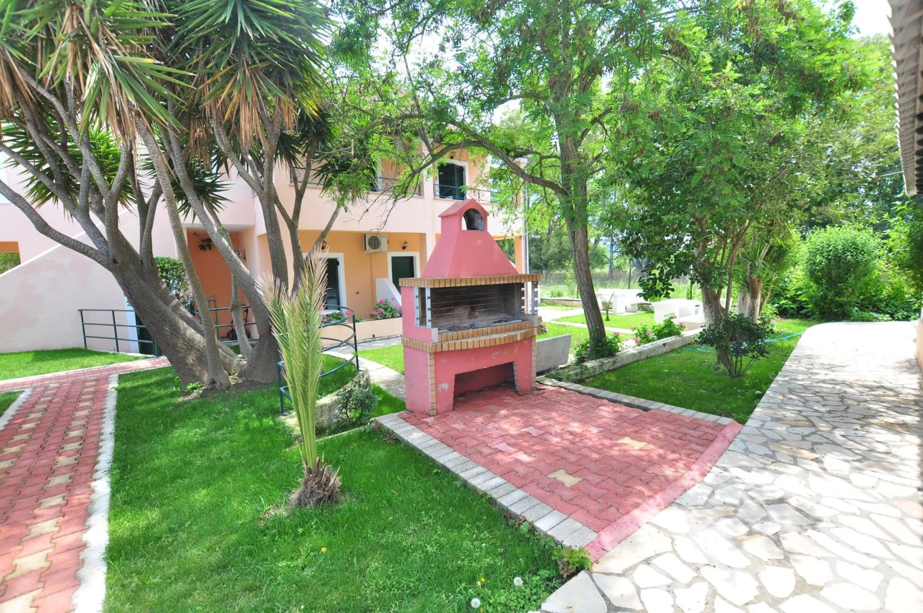 BBQ facilities in Acharavi Garden