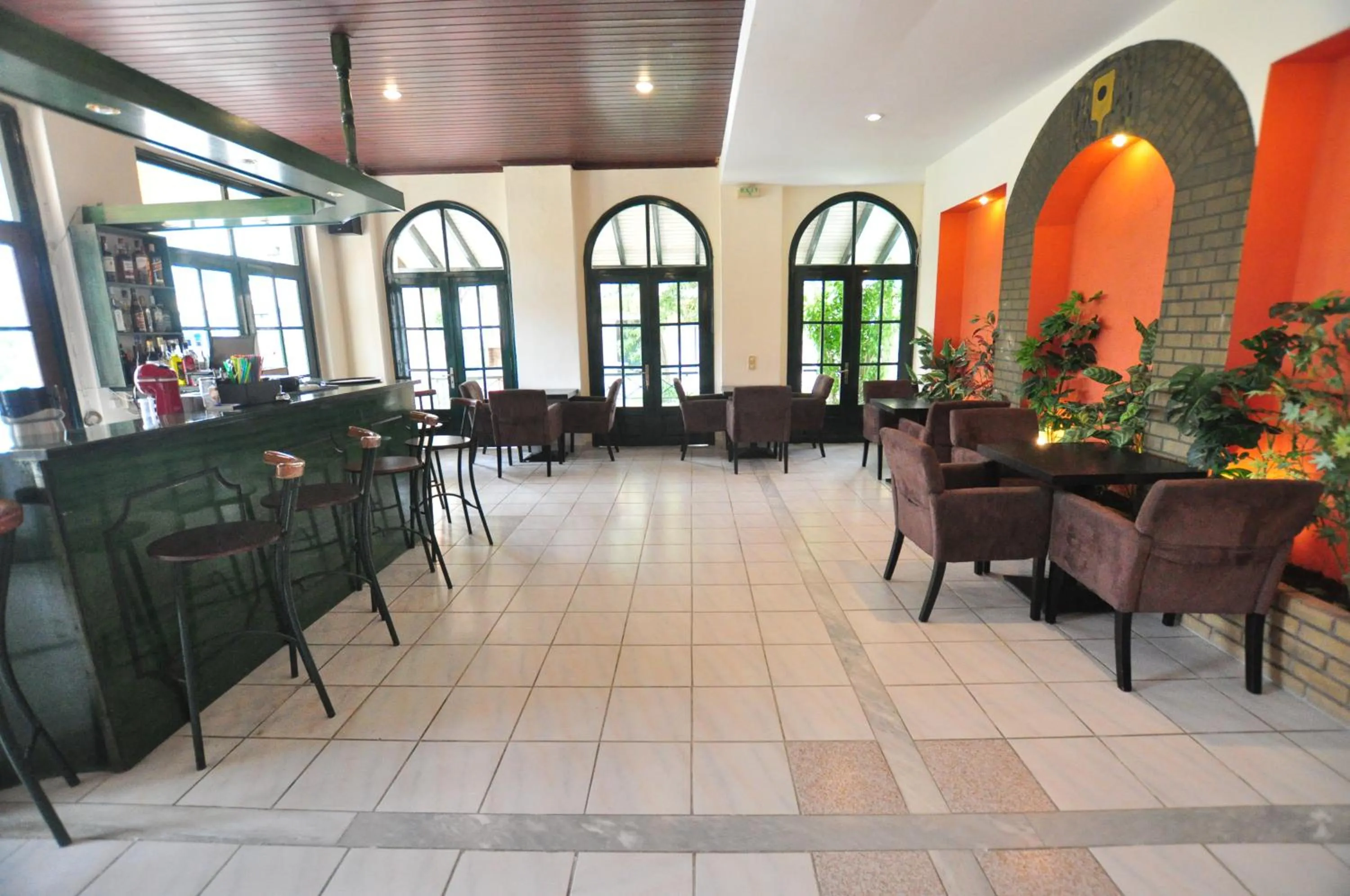 Restaurant/places to eat in Acharavi Garden