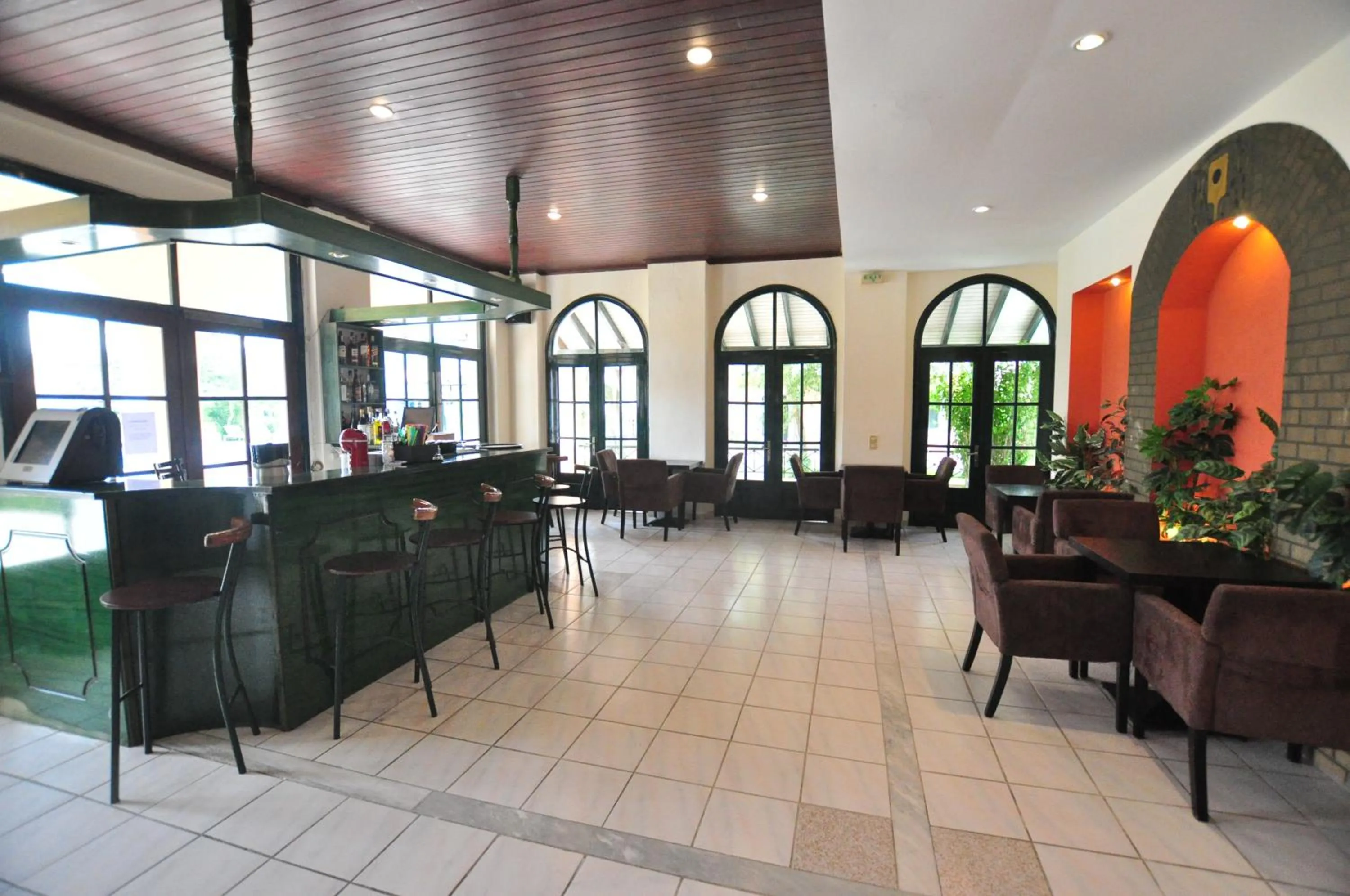 Restaurant/places to eat in Acharavi Garden