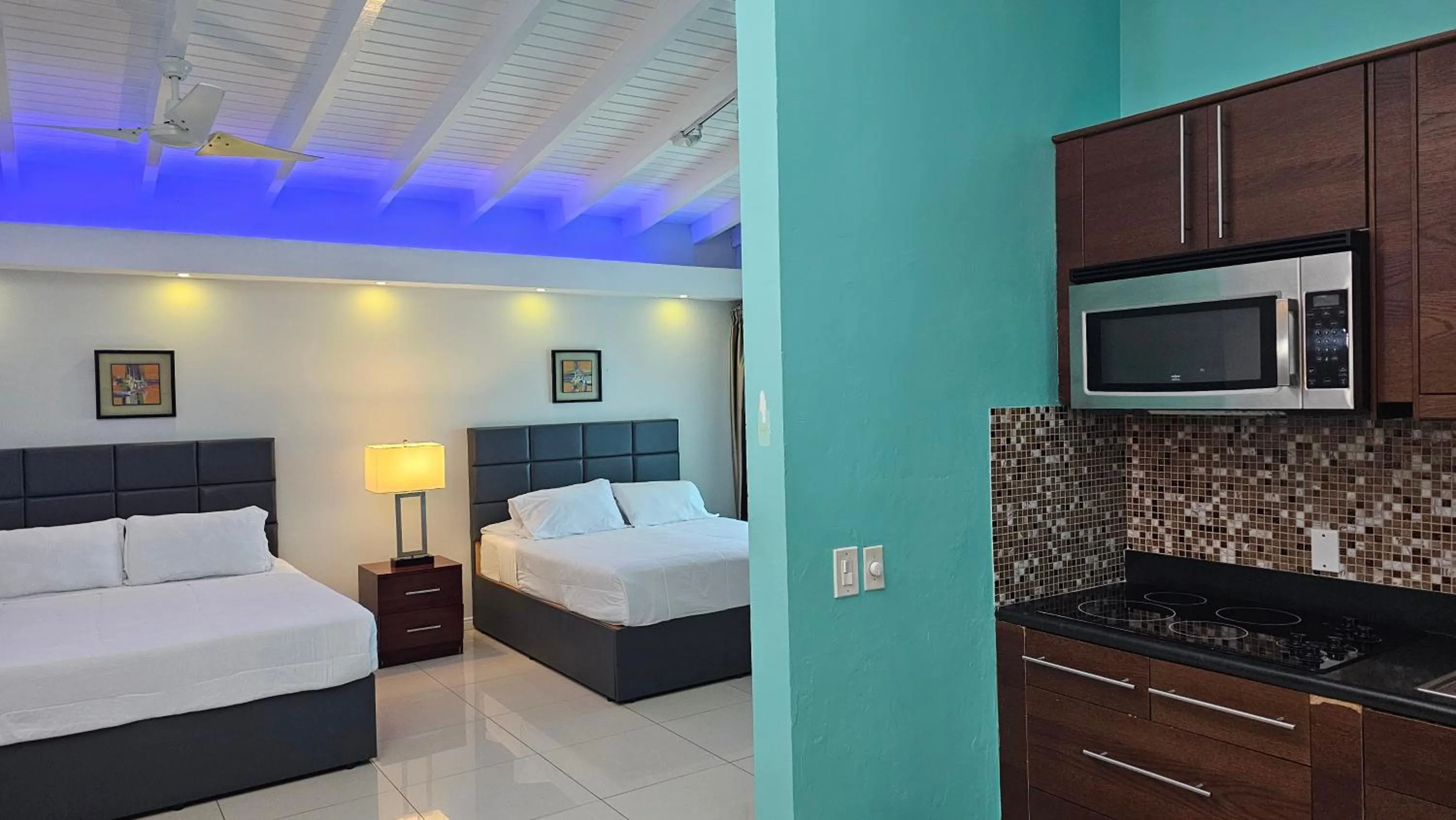 Kitchen or kitchenette, Bed in Quints Travelers Inn