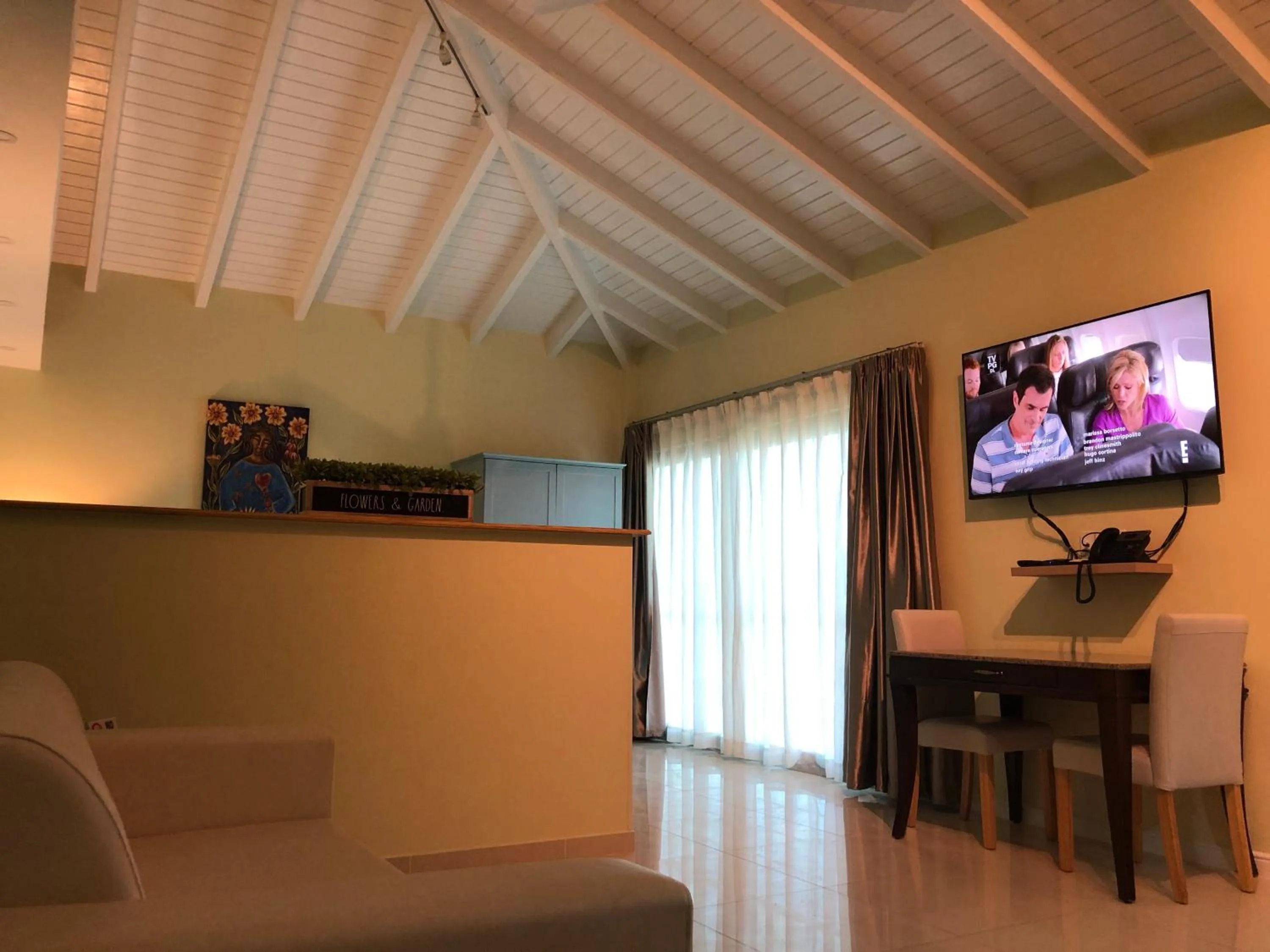 TV and multimedia in Quints Travelers Inn