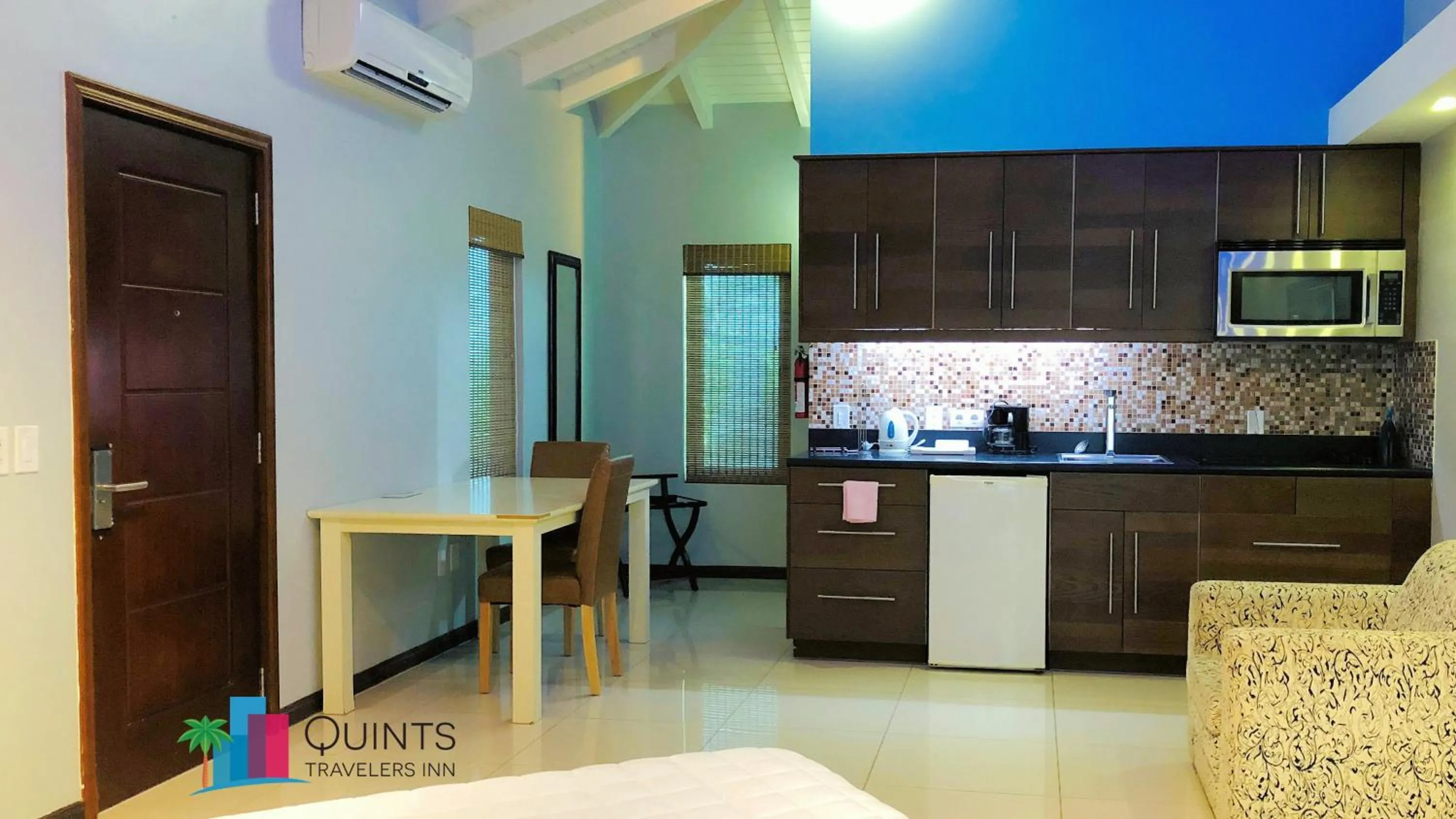 Kitchen or kitchenette in Quints Travelers Inn