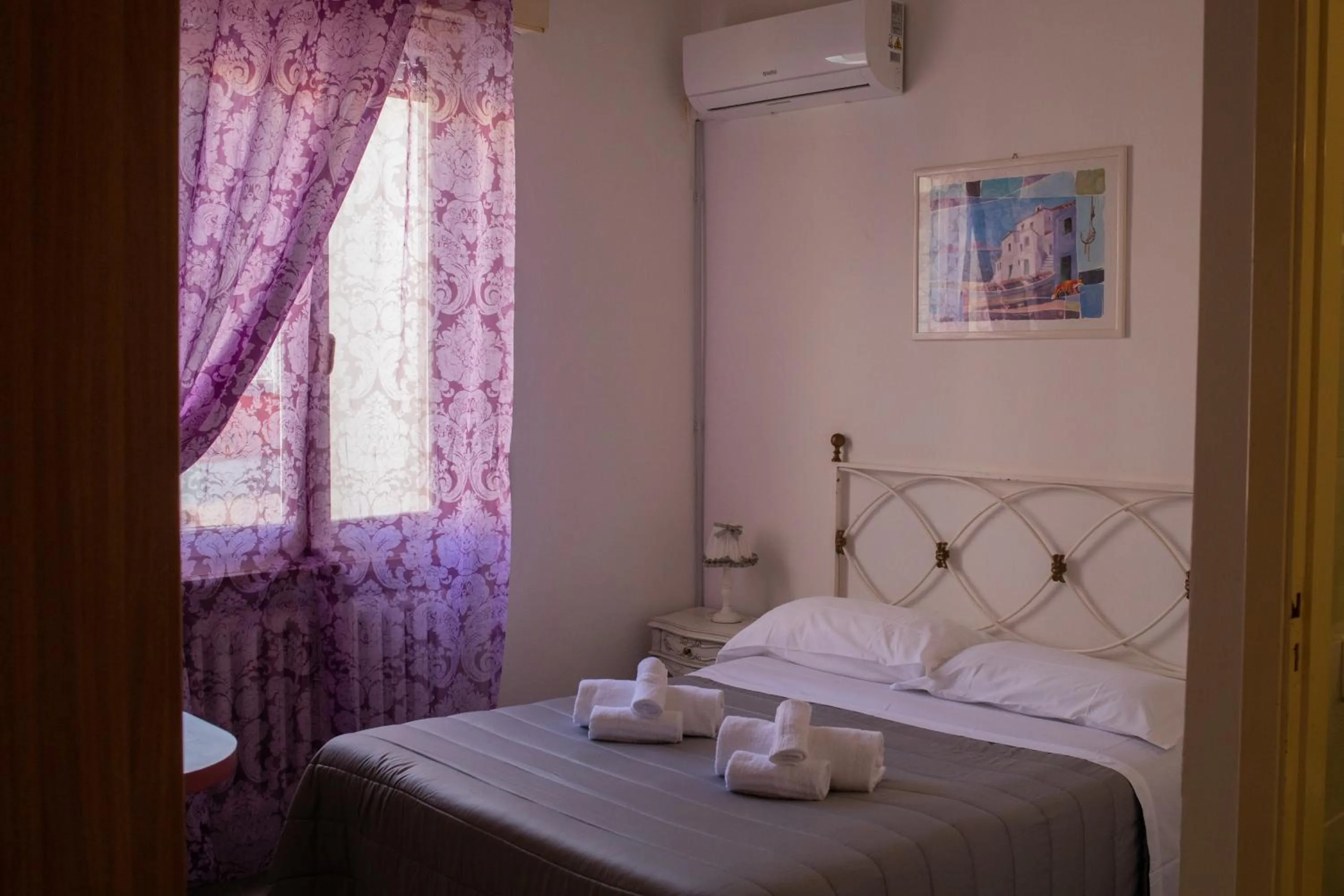 Bathroom, Bed in Hotel Ariston