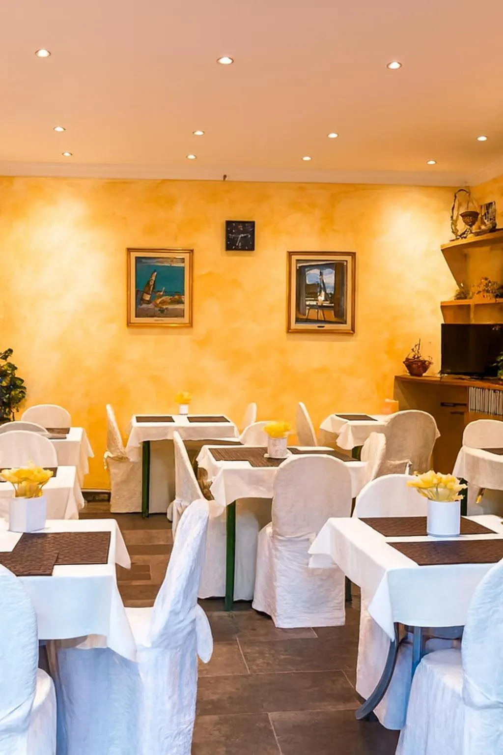 Restaurant/places to eat in Hotel Ariston