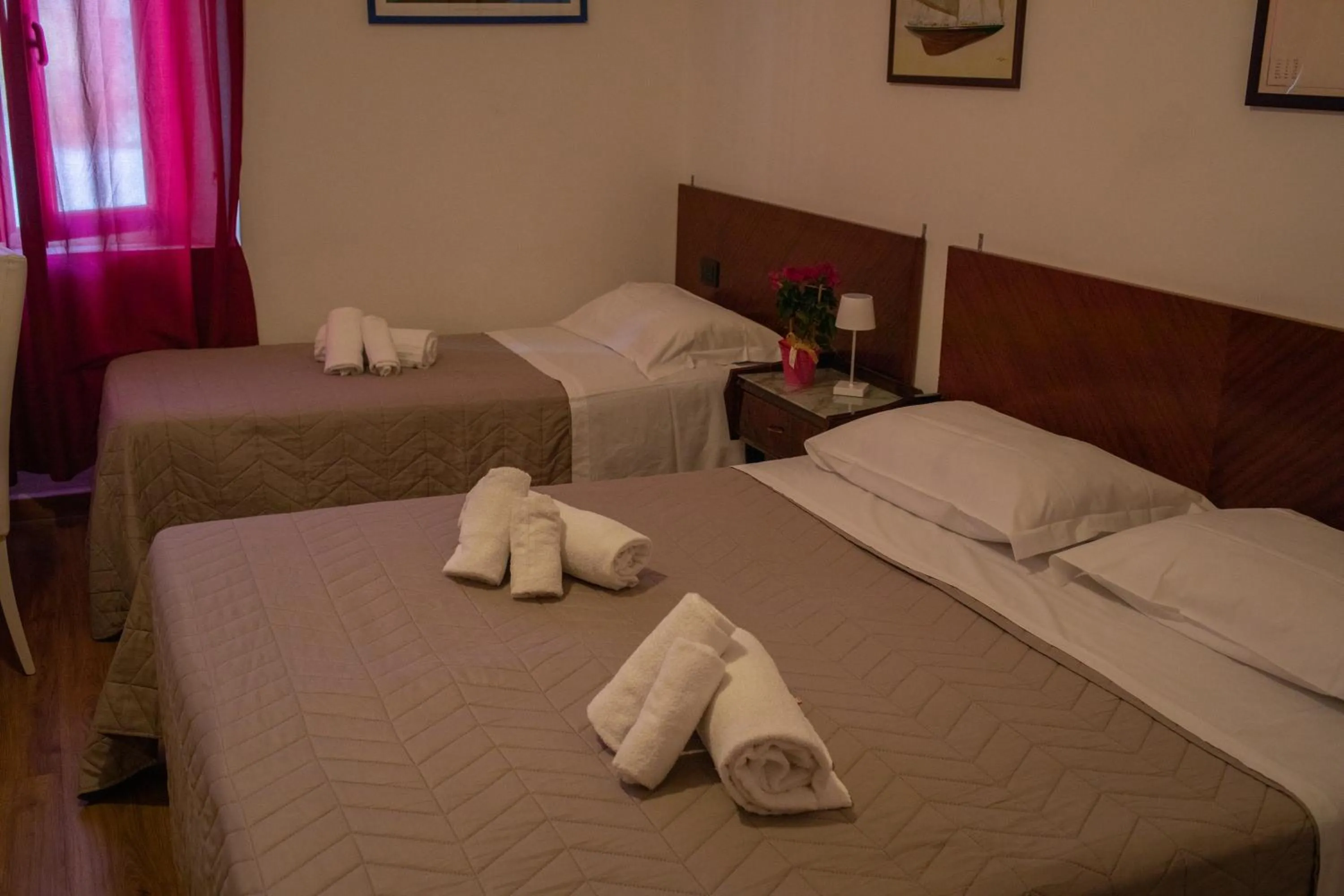 Bathroom, Bed in Hotel Ariston