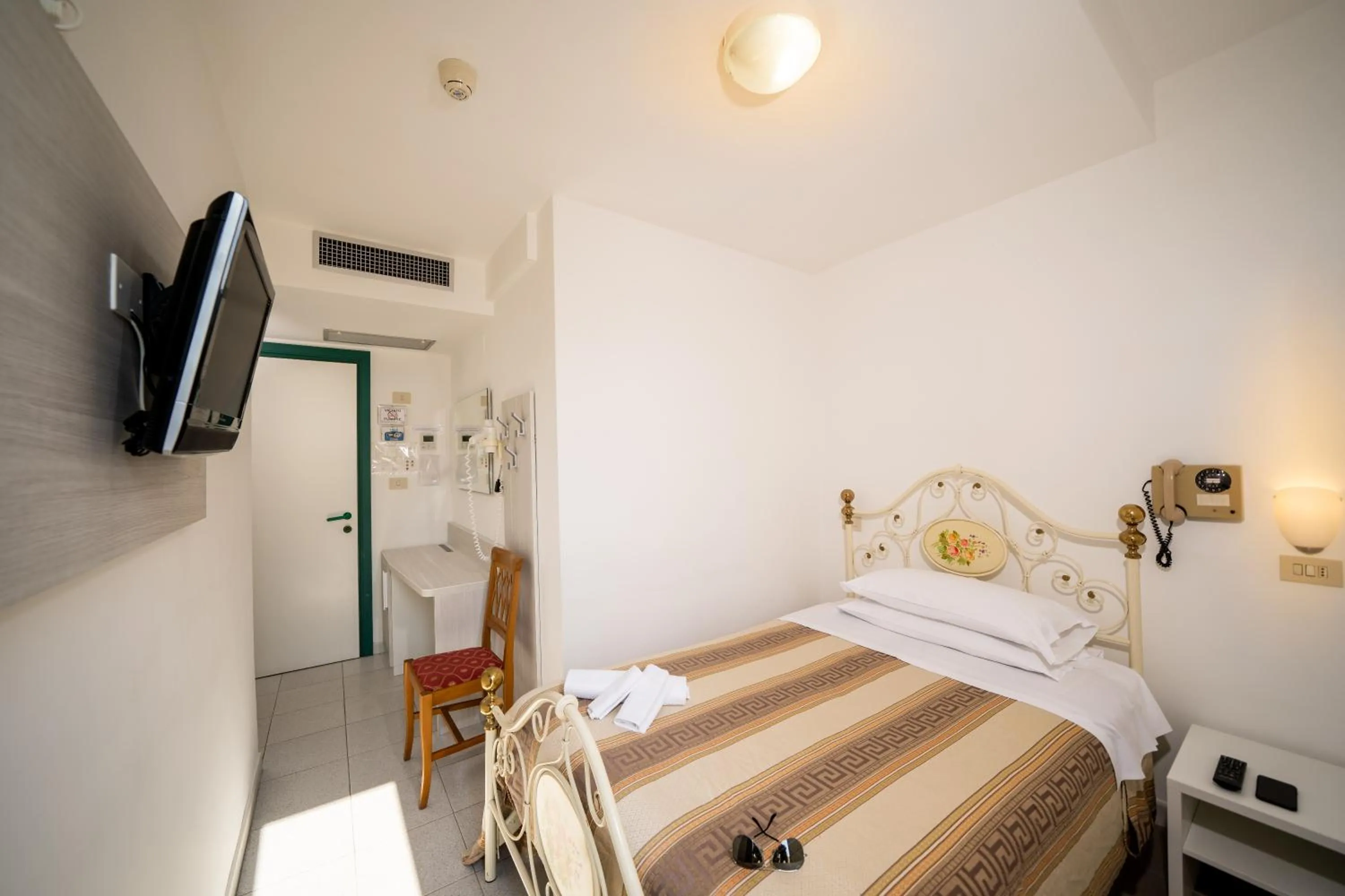 Photo of the whole room, Bed in Hotel Florida