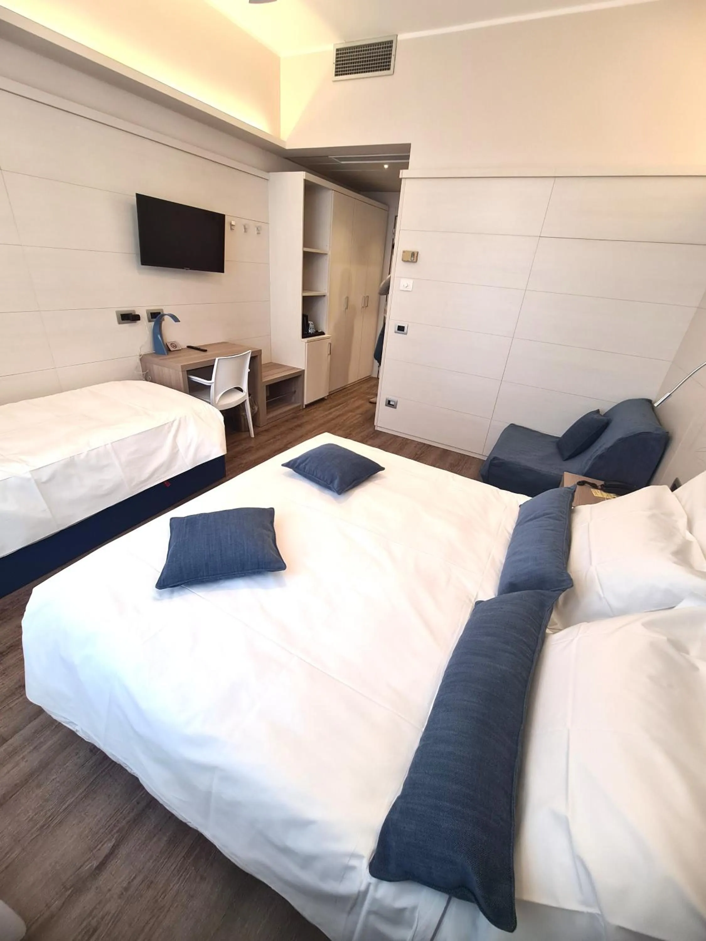 Photo of the whole room, Bed in Hotel Zurigo