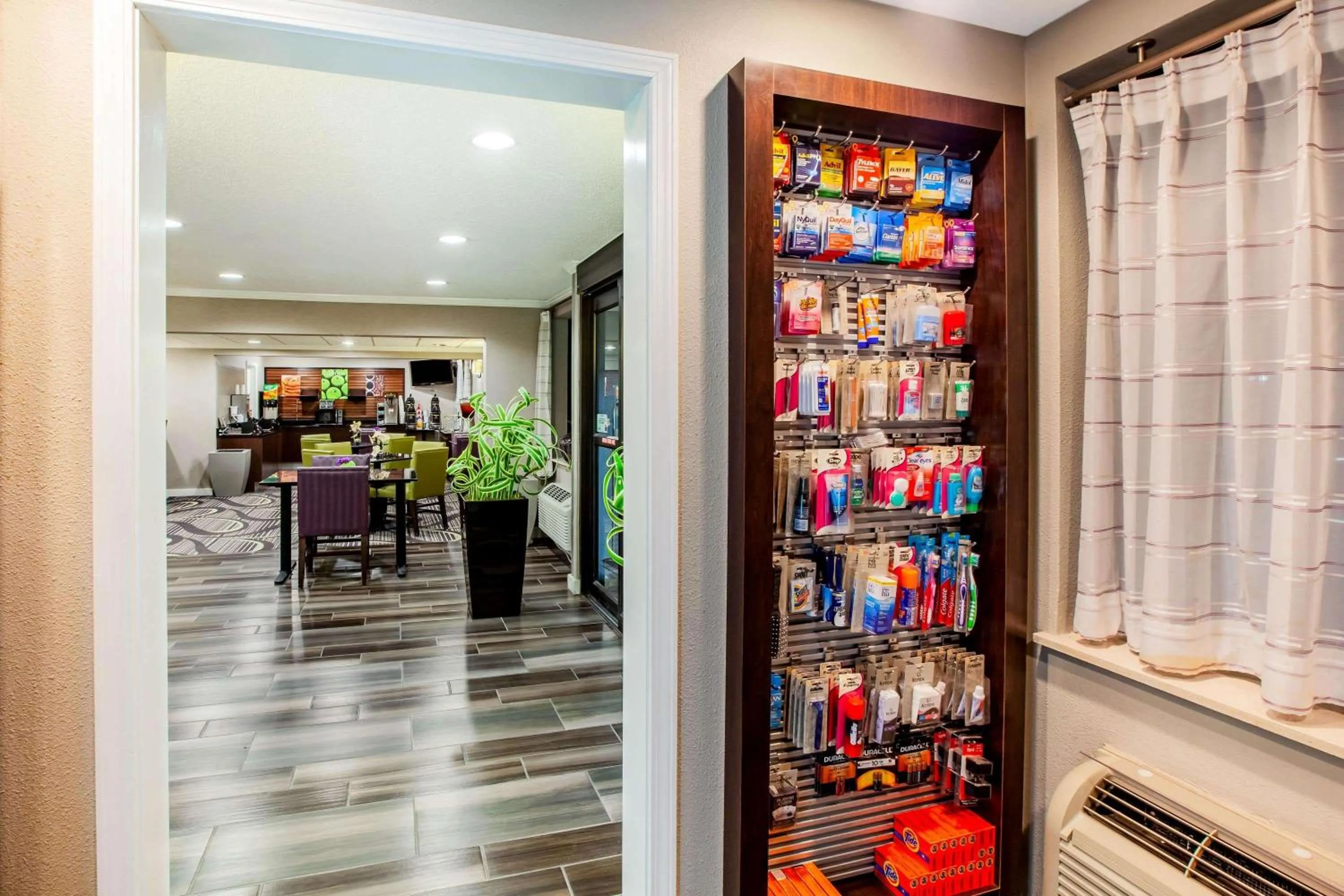 On-site shops in La Quinta by Wyndham Houston Baytown East