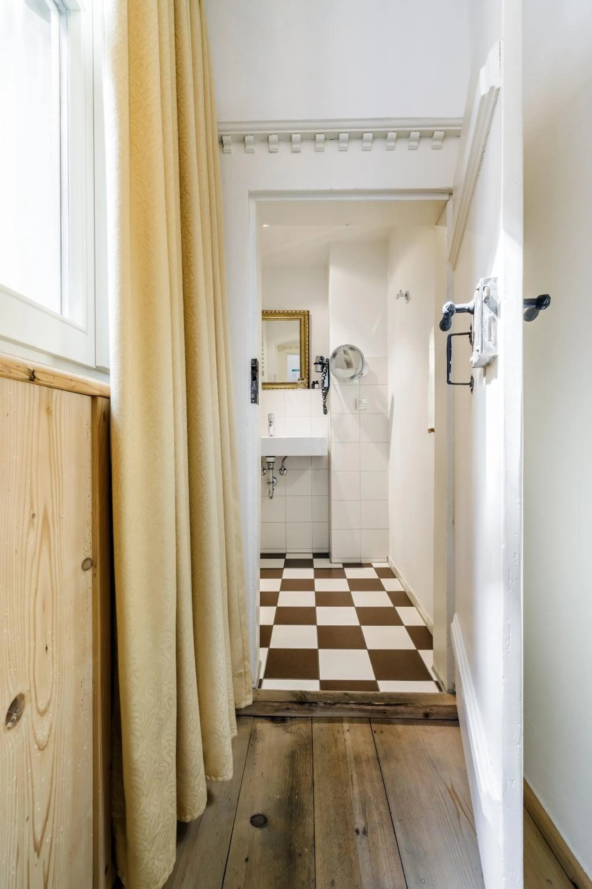 Photo of the whole room, Bed in Chin-Chin Hotel ehemals Bohemian Hotel