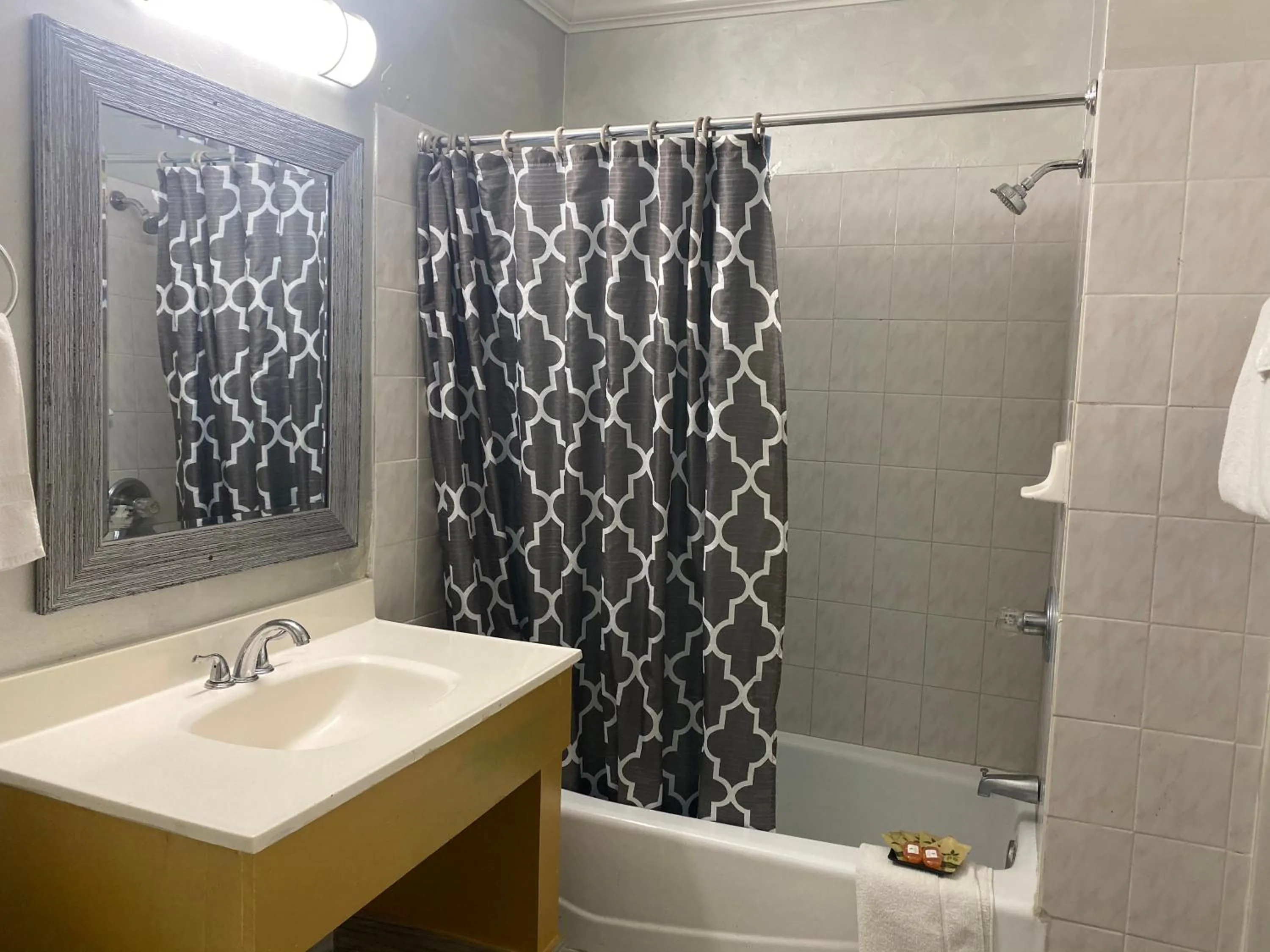 Bathroom in Villa Park Motel