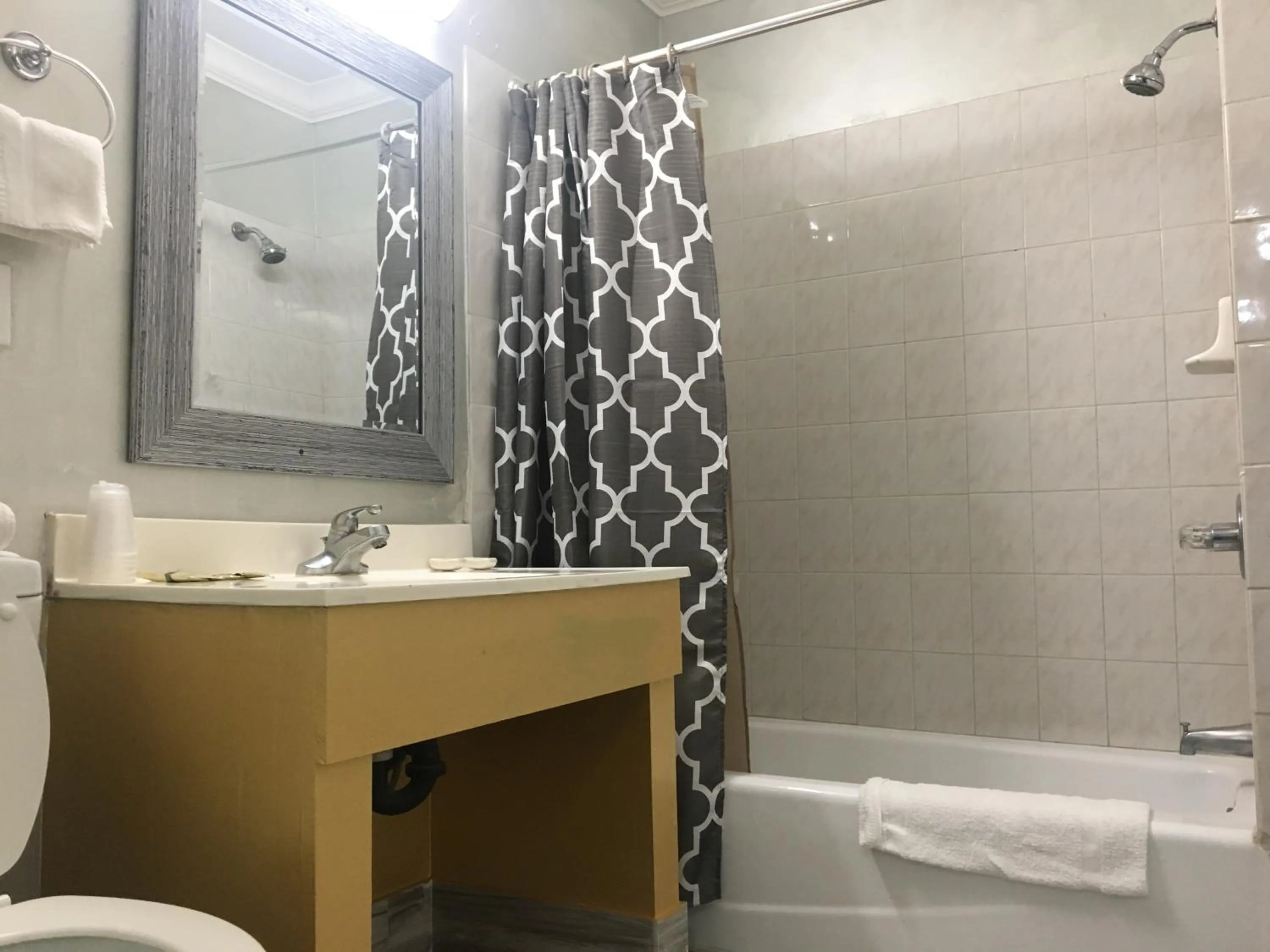 Toilet in Villa Park Motel