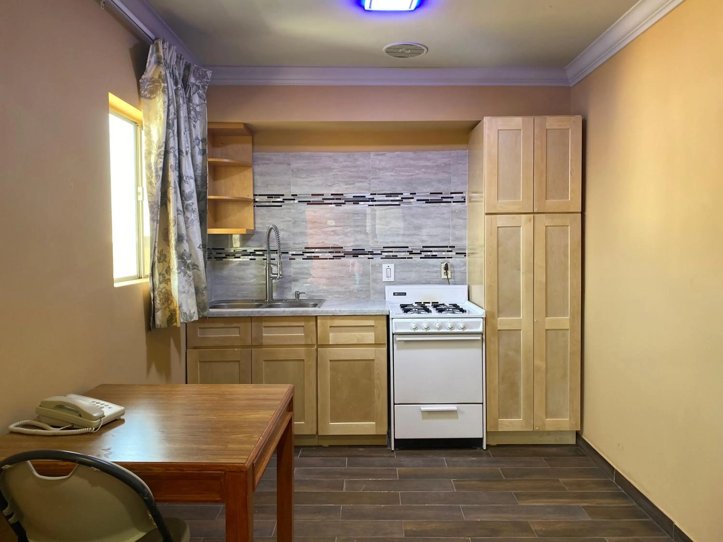 Kitchen or kitchenette in Villa Park Motel